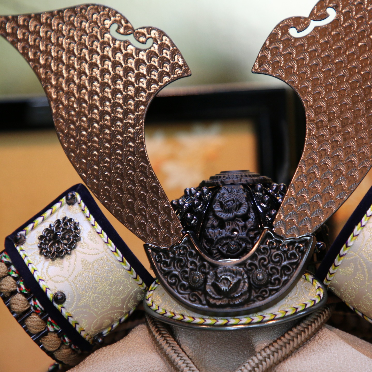 茶段縅兜
#ケース修理 #京人形 #五月人形 #人形ケース #雛人形 #木目込人形 #桂人形店