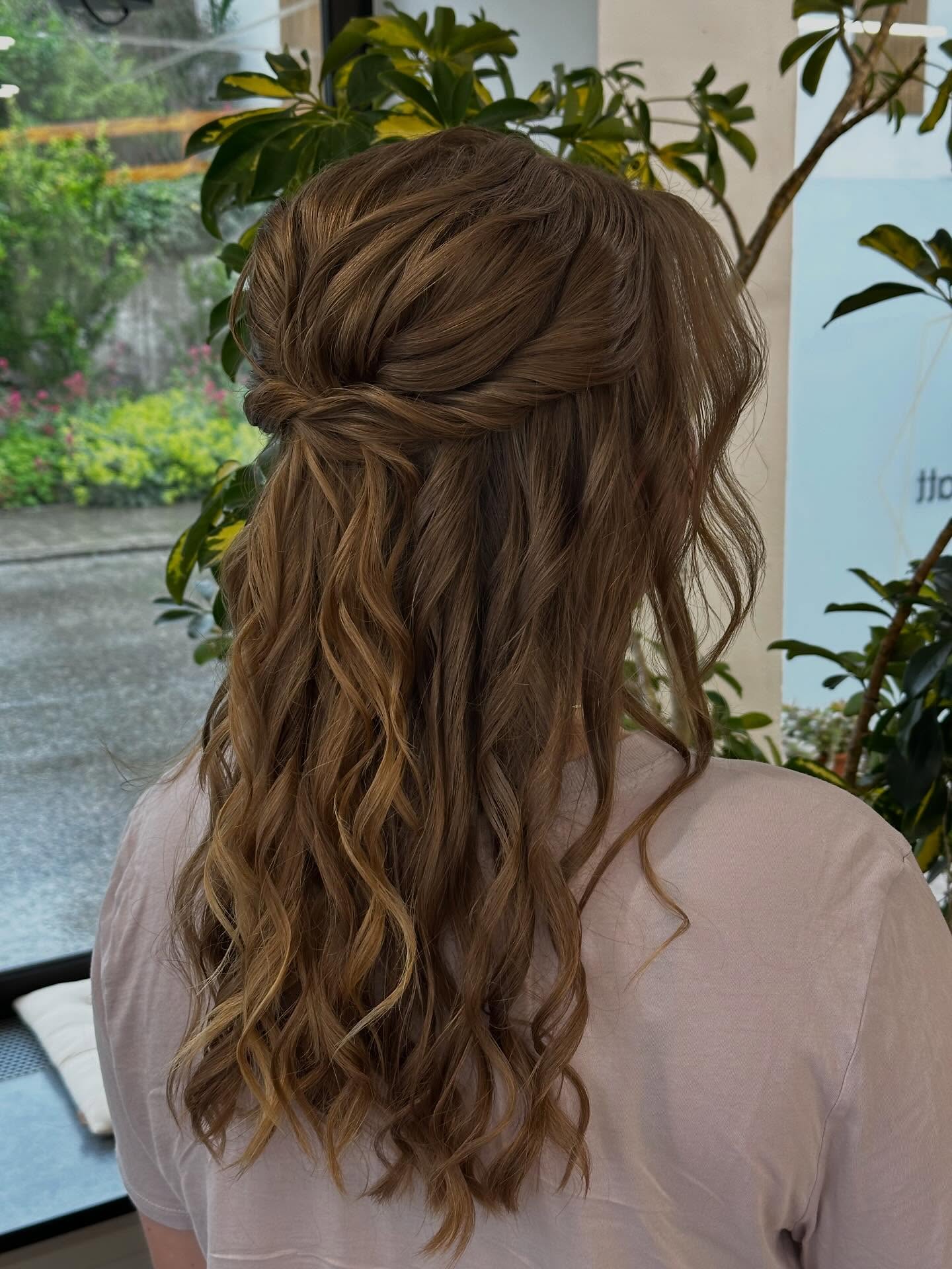 𝘥𝘳𝘦𝘢𝘮𝘺 𝘩𝘢𝘭𝘧-𝘜𝘱𝘋𝘰 | eine halboffene Frisur im verträumten, lockeren Boho-Stil ✨🍃🤎
• by @maria_frisurenwerkstatt
#bridalhair #bridalhairstyle #bridalupdo #bridalupdoideas #updo updohairstyles curlyupdos bunupdohairstyle curlybunhairstyles