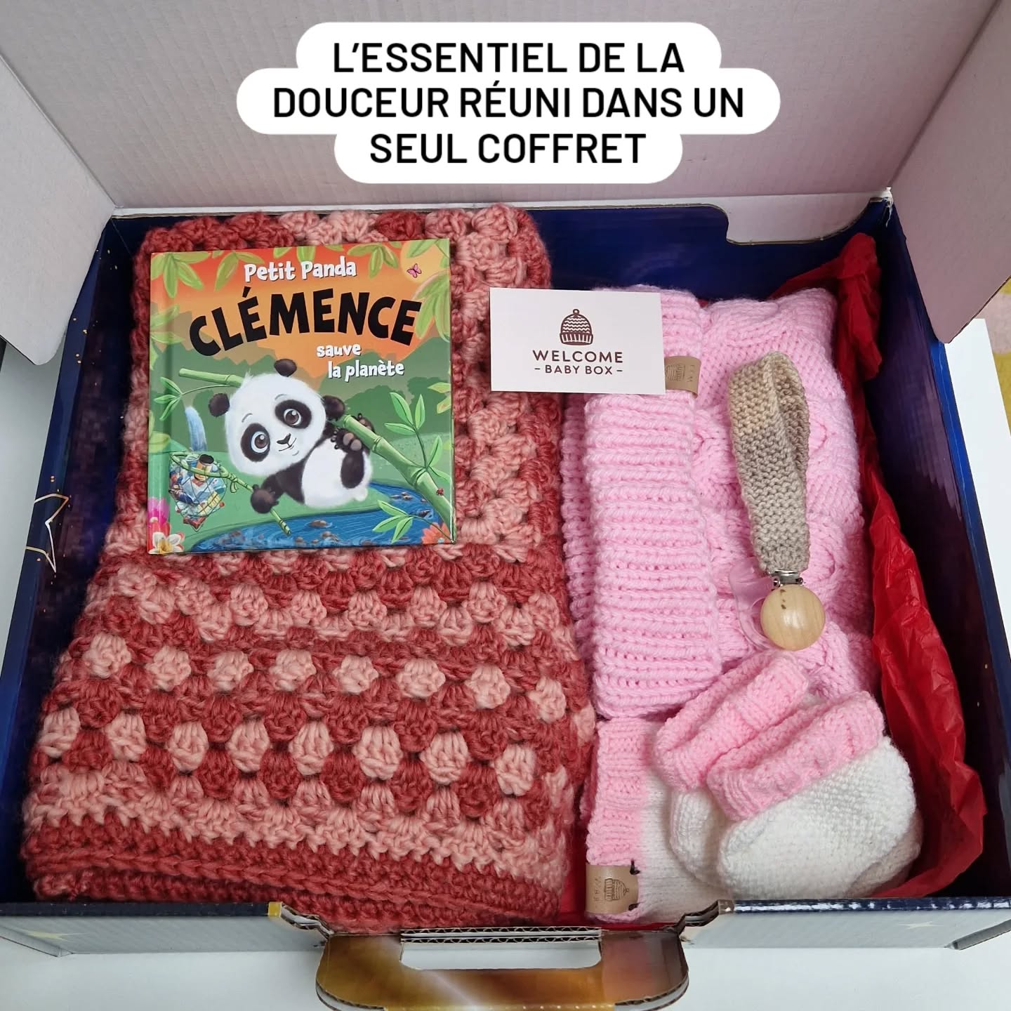Il est enfin là... ✨
J’ai mis tout mon cœur (et beaucoup d’heures de crochet et de tricot !) dans ce Maxi Coffret. C’est l’ensemble le plus complet que j’ai créé à ce jour pour Welcome Baby Box. 📦🧶
À l’intérieur, 5 pépites pour accueillir bébé :
☁️ Le cocon douillet
🧶 La couverture en laine Mérino
👣 Le bonnet et les chaussons assortis
🍼 L'attache-tétine (choisi selon l'humeur du jour !)
C’est le cadeau idéal pour une liste de naissance ou un cadeau groupé qui restera gravé dans les souvenirs de la famille. 🤍
👉 Disponible en boutique dans quelques jours (Lien en bio). Comme c’est du fait main, les stocks sont très limités !
Petit cadeau glissé pour la grande sœur 💕
#artisanatfrancais #ideecadeaunaissance #faitmain #tricotbebe #bebeheureux jeunesparents parentalité universbébé