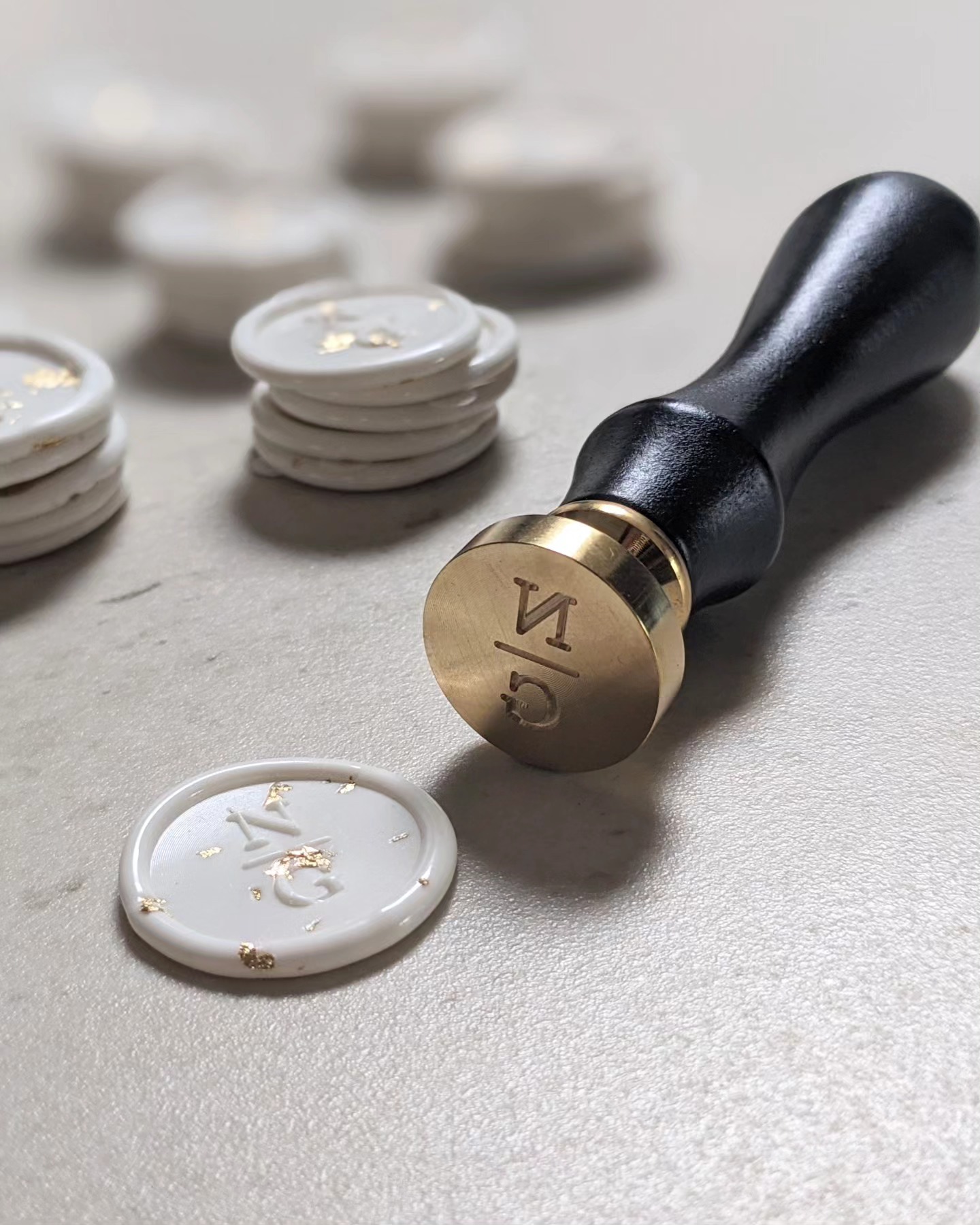CACHET DE CIRE
Saviez-vous qu'il est possible de personnaliser vos cachets de cire avec vos initiales ?
Pour N+G, le sceau a été créé pour s'accorder parfaitement avec le modèle Monogramme.
.
.
#papeteriemariage #sceaudecire #cachetdecire #personnalisation #fairepartmariage #detail #mariage2025 #mariage #wedding