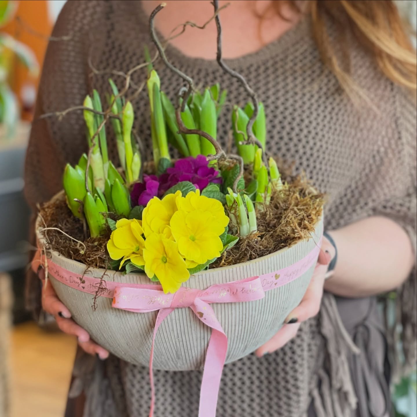 💐 Looking for a gift that's both beautiful and sustainable?
🪻 TROPICA's Living Bouquets are the answer!
🌺 Enjoy stunning blooms for weeks, then plant the bulbs in your garden for a lasting memory.
🌼 Handmade by our green fingers in beautiful stone bowl. What’s not to love!
.
.
.
.
#mothersdaygifts #bulbplanter #wilmslow #tropicaplants