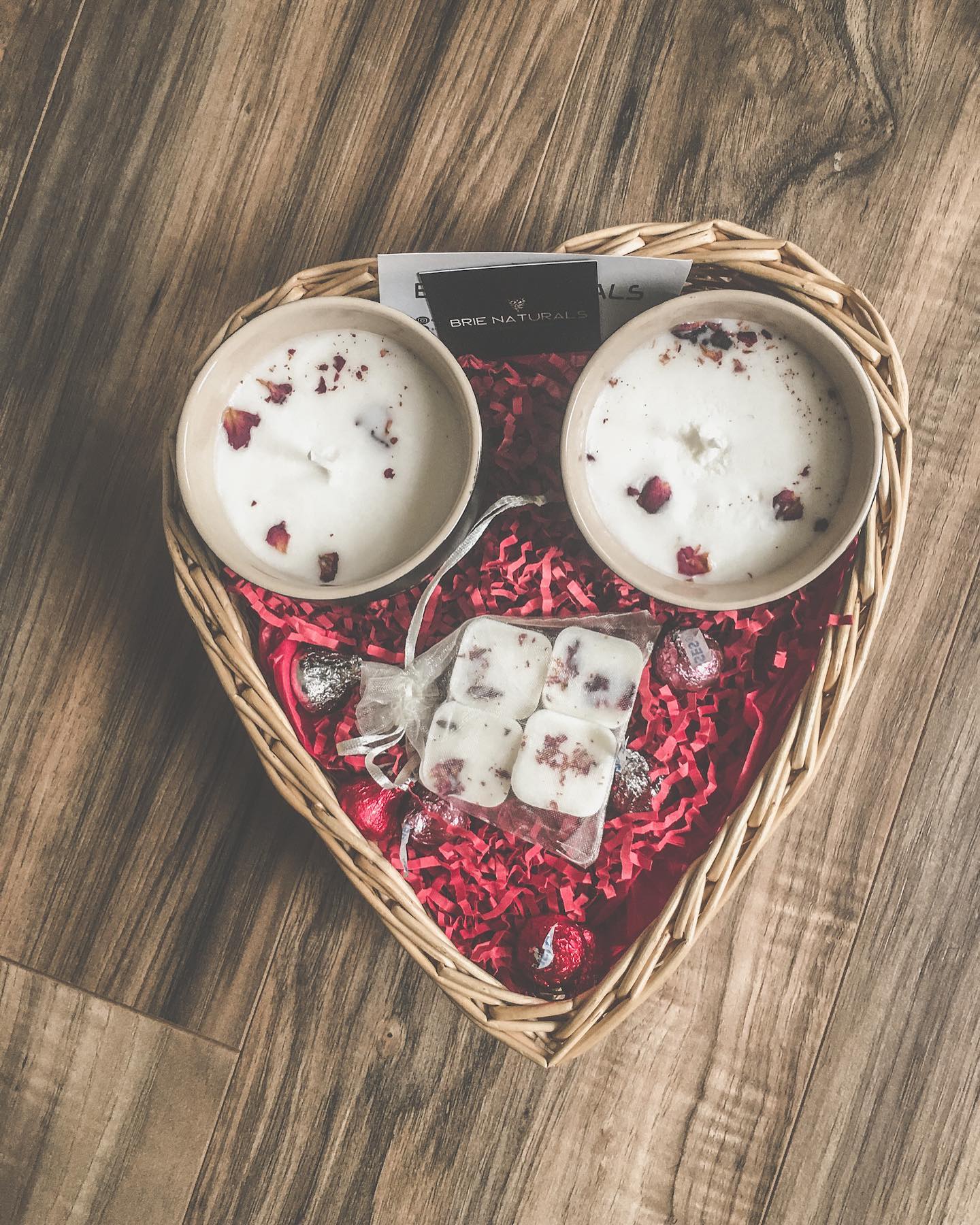 Another Custom Order 🖤🌹
Scent : Sweet Vanilla With Infused Rose Pedals
To Order /More Info Dm Us
Delivery Available (Local)
#brienaturals #vday #briecarebaskets #homemade #handpouredcandles #soywax #hisandhers #roses