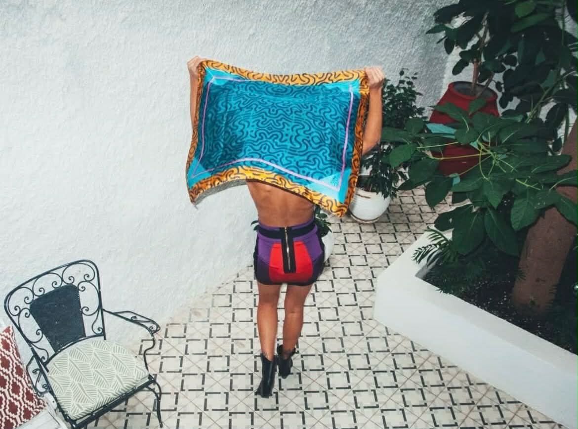 Blame the Apple : Greek Silk Scarves with an urban cool vibe 🍎
#greekdesigner#wholesale#fashionshowroom #silkscarves