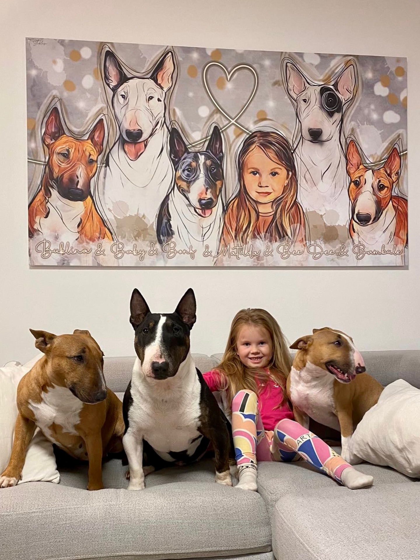 Feedbacků mám opravdu spousty.. a přiznám se, že mám někdy záchvat - takový ten puntičkářský, mít ve všem systém - připravím si složky (ano, budu mluvit o virtuálním dění, ne uklízení doma 😆), všemu dam příhodné jméno a označím rokem.. začnu projíždět galerii a třídit..
Zhruba po hodině to vzdám a vždycky skončím ve stejném bodě. Nemam založené ani roztříděné fotky za poslední dva roky! Z obrazu ani kérek 😆🥲
Ale nevadí, nenuceně se pak vracím k peckám, jako byla tahle ❤️
Takže pokud máš doma větší smečku, které velí dvounohý tvor, co je o polovinu menší než teď, co celou smečka živí.. jseš na správném místě, s radostí a láskou ti je přenesu na plátno ❤️
#dogart #bulterier #bulteriér #bulterierpuppy #bulterierclub