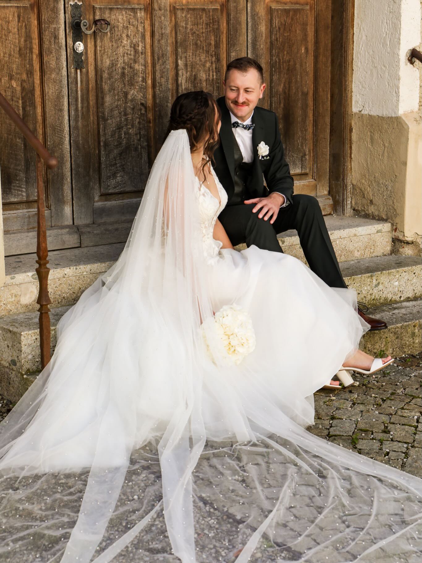 𝘔𝘦𝘩𝘳 𝘢𝘭𝘴 𝘯𝘶𝘳 𝘚𝘵𝘺𝘭𝘪𝘯𝘨 🤍
Unser Ziel? Dass du dich nicht nur wunderschön fühlst, sondern auch ganz du selbst bist – mit einem Look, der deine Persönlichkeit unterstreicht und dich von Kopf bis Fuß strahlen lässt ✨👰♀️
Gerade beim Getting Ready geht es um so viel mehr als nur Haare & Make-up: Es ist dein Start in einen der wichtigsten Tage deines Lebens – emotional, aufregend und voller Vorfreude.
Deshalb sorgen wir nicht nur für ein perfektes Styling, sondern auch für eine ruhige, angenehme Atmosphäre, in der du ankommen und durchatmen kannst.
📍Mobil unterwegs, wo du uns brauchst – ob im Hotel, Zuhause oder in der Hochzeitslocation.
📅 Termine an Samstagen & für Eventstylings auf Anfrage – speziell abgestimmt auf dich.
#Brautstyling #Brautliebe #BridalHair #BridalMakeup
#Hochzeitsstyling Brautglück Brautfrisur
Hochzeit2024 Bräute2024 StylistinFürBräute
MobilerFriseur MobilesStyling Brautlook
Hochzeitsfrisur Hochzeitsmakeup GlücklicheBräute
BräuteMitStil PerfekterBrautlook FreudeAmStyling
LeidenschaftFürBräute SamstagsStyling
Hochzeitstraum