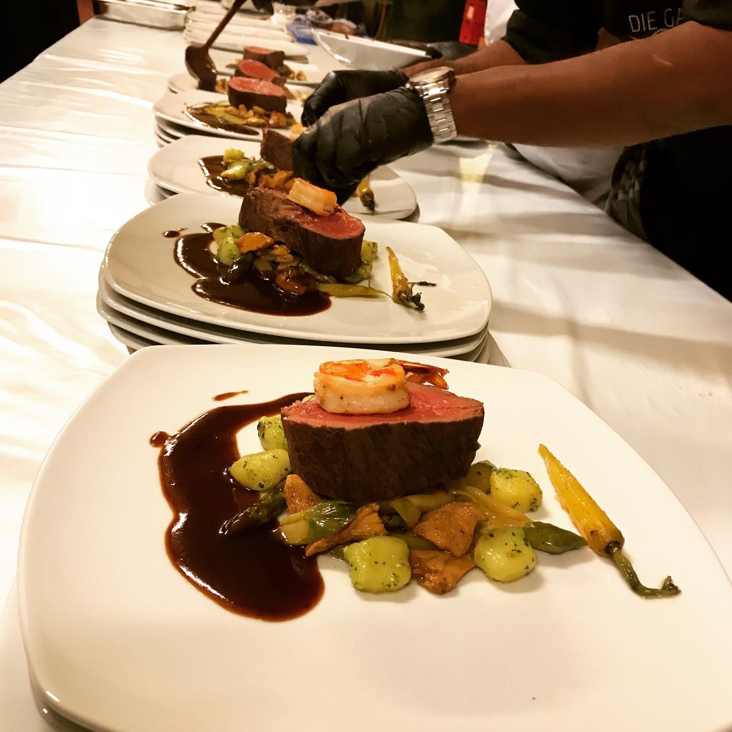 Wedding time - dabei darf ein gesetztes Dinner in wundervollem Ambiente natürlich nicht fehlen! 30 Jahre Erfahrung und die richtigen Partner an der Seite kann aber ebenfalls nicht schaden 🥰👨🏼🍳 #foodlover #diegabel_cateringevents #hofgutvonhünersdorff #dinnertime #weddingday #loveisintheair