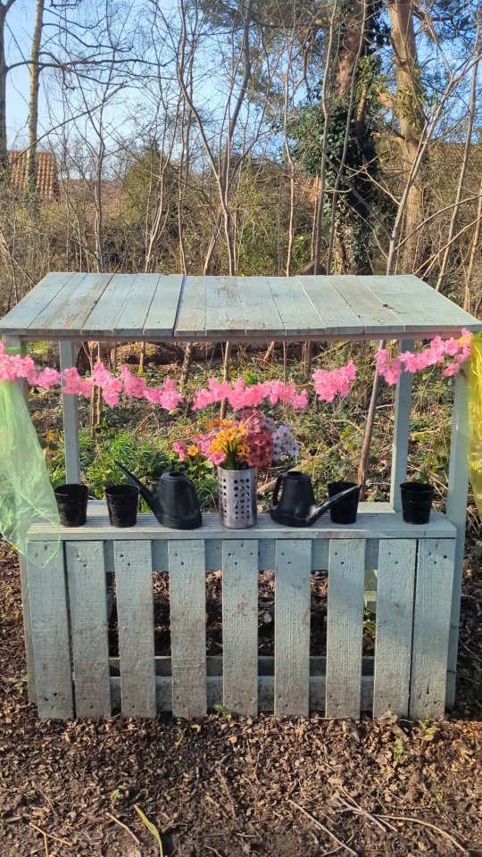 We had a lovely time celebrating Mother's and others this week. Come and join the fun on Thursday 1-2.30pm and Friday 9.30-11am. Follow us to find out what we are up to next week. For booking and more information please visit www.nature-bugs.co.uk 🐞
#naturebugssolihull #forestschool #solihullmumsanddads #stayandplay #solihullmums