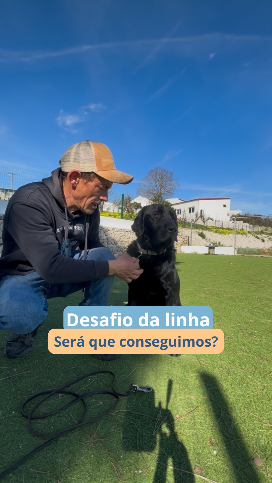 Colocámos uma linha presa à coleira e a trela ligada a essa linha.
O objetivo? Fazer vários exercícios… sem partir a linha.
Parece fácil, mas exige controlo, foco e muita ligação entre treinador e patudo.
Será que o Oli conseguiu completar o desafio?
Fica até ao fim do vídeo para descobrir 👀🐶