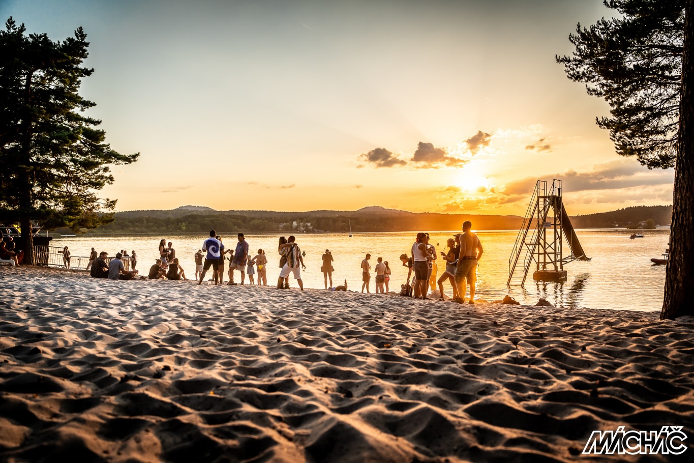 Slyšíš to? Cítíš to? Ledy roztály a slunce se vrací nad jezero. ☀️
Dva dny toho nejlepšího z house a techna na písečné pláži přímo u břehu Máchova jezera se blíží. Příroda, pláž a vy.
Mácháč, jediný open-air beach festival elektronické hudby v Česku.
14-15.8.2026
Lístky: https://tickets.machac.cz/