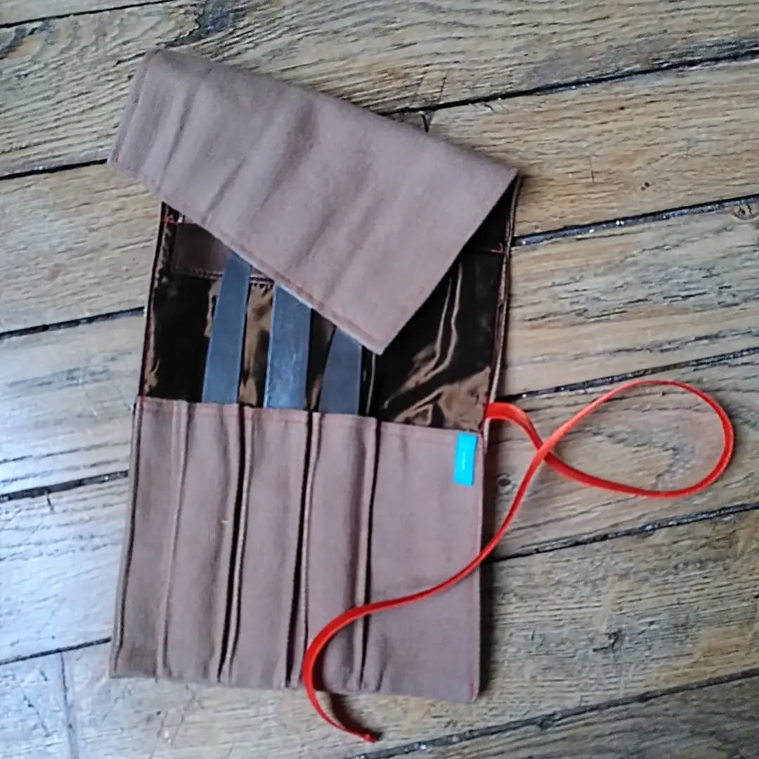 Pochette à couteaux façon grand-mère par @lissayou.creations
Faite sur mesure, avec teinture végétale du tissu de récup et broderie main des initiales du client.
La vraie classe old school !!