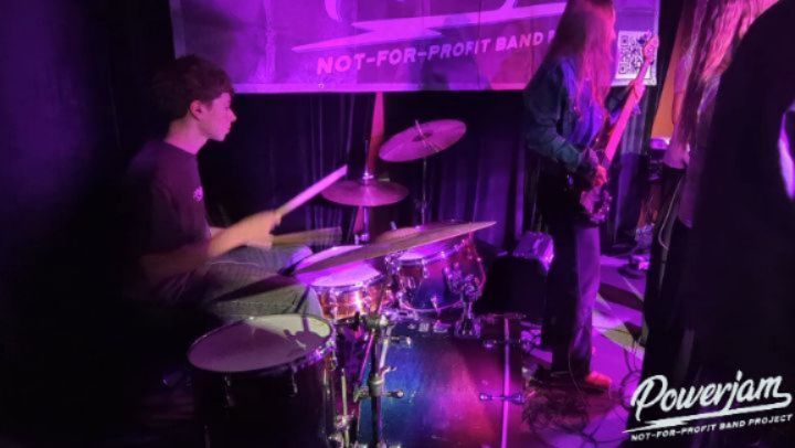 Part 2 of our recent sold out gig features our teen band, 'Tomorrow's News' plus a few photos of all the Powerjam bands that took the stage! ( Bunch of Noise, Bluezd. LowLands, Unravelled, Ground Floor. MadTalk) . Thank you @bullsheadsw13 for the great venue and sound engineer 'Will'🔥🎸🎶
#NotForProfit #bandacademy #SWLondonLive #NewBand #teenbandslondon