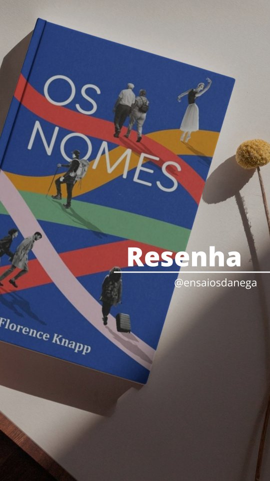 Tem livros que a gente lê… e tem livros que atravessam a gente. Os Nomes, da @florenceknapp_ foi exatamente assim comigo.
Essa história mergulha fundo nas marcas que a violência deixa — muitas vezes silenciosa, escondida dentro das casas, nos gestos pequenos, nas palavras não ditas. É um livro sensível, duro em alguns momentos, mas também profundamente humano. A Florence constrói personagens que parecem respirar ao nosso lado, e é impossível sair da leitura sem refletir sobre identidade, família e as cicatrizes que carregamos no nome e na história.
Foi uma leitura que me fez parar várias vezes, fechar o livro por um instante e pensar: quantas histórias assim existem ao nosso redor?
Se você gosta de livros que provocam, emocionam e ficam ecoando dentro da gente mesmo depois da última página, talvez esse seja um daqueles encontros literários que valem muito a pena.
E se quiser ler também, Os Nomes está disponível no nosso cantinho da Amazon. O link para comprar está na Bio. 📚✨
#dicasdeleitura #resenhaliteraria #ensaiosdanega #osnomes #florenceknapp