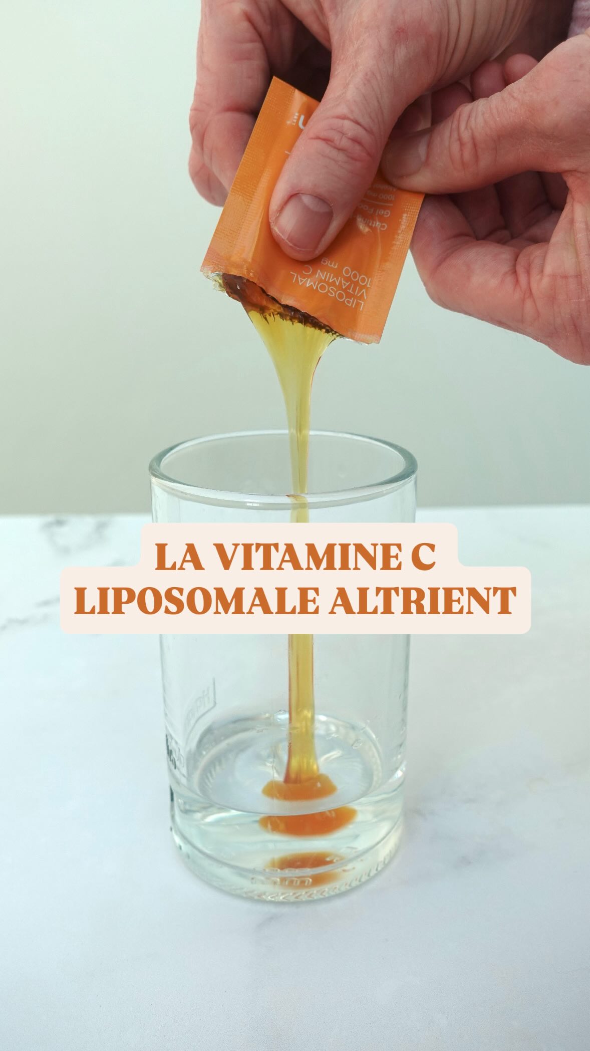Publicité -Collaboration commerciale rémunérée avec @altrient_official & @abundanceandhealth
Une vitamine essentielle! En avez-vous assez?
La vitamine C:
- est mon allié en hiver face aux microbes,
- soutien en tant que sportive ma synthèse de collagène qui protège mes tendons, mes ligaments…
- neutralise les radicaux libres omniprésents dans notre quotidien
- soutien mon immunité...
Les sources alimentaires:
- acérola
- poivrons
- choux
- fraises
Que ce soit par l’eau que nous buvons, l’air que nous respirons ou encore les aliments que nous mangeons, un cocktail de toxines est présent dans notre quotidien et génère des radicaux libres qui peuvent induire des dégâts oxydatifs avec vieillissement cellulaire. Des antioxydants endogènes comme le glutathion, la mélatonine et exogènes comme la vitamine E, la vitamine C… vont nous aider à neutraliser ces radicaux libres. Nos besoins en vitamine C peuvent être augmentés dans certaines situations surtout que la vitamine C est fragile et peut se dégrader face au stockage et à la cuisson des aliments.
La majorité des compléments de vitamine C sur le marché sont rapidement oxydés et induisent des troubles digestifs dès qu’on augmente les doses.
Fournir aux cellules des doses suffisantes de vitamine C non oxydée et sans générer des troubles digestifs est possible grâce à la technologie d’encapsulation par liposome de chez @altrient_official .
Prenez-vous de la vitamine C? connaissez-vous la forme liposomale?
Pour aller plus loin : La panacée originelle La vitamine C Dr Thomas Levy.
Ce sont des informations générales en nutrition. Ne remplace pas un avis médical.
#immunite #vitaminec #complementalimentaire #santénaturelle #vitamines