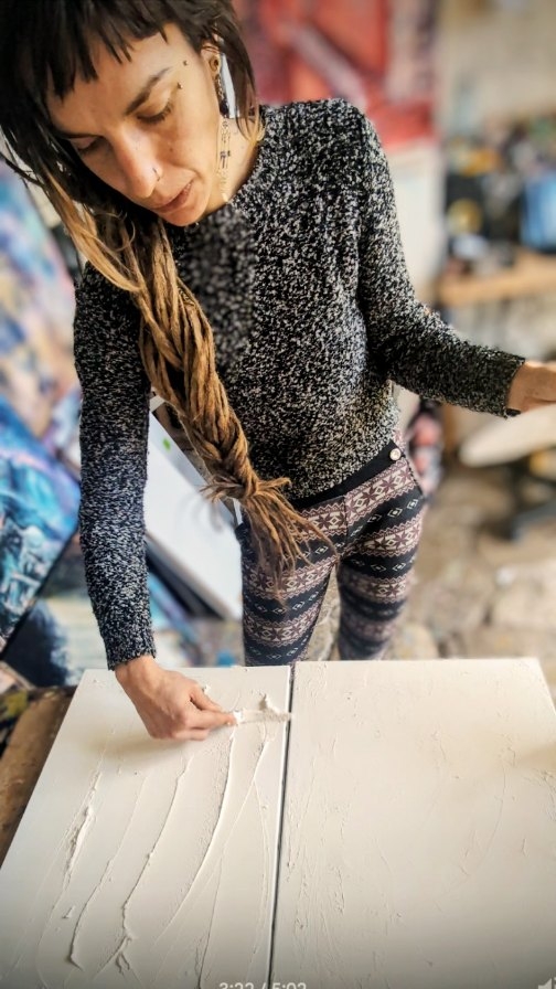 🎨 La sous-couche, ensemble.
Dans l’atelier, cette étape du processus prépare la toile autant qu’elle construit déjà la matière.
Avant même la peinture, elle crée déjà une texture.
J’utilise un mélange d’enduit-colle, de gesso et d’eau, que j’étale à la spatule ou au couteau selon l’effet recherché.
Je peux aussi la mélanger à la couleur pour obtenir des empâtements plus forts.
Une étape de préparation, oui.
Mais déjà une vraie partie du tableau.
#peinturecontemporaine #processuscreatif #belluleart #artiststudio