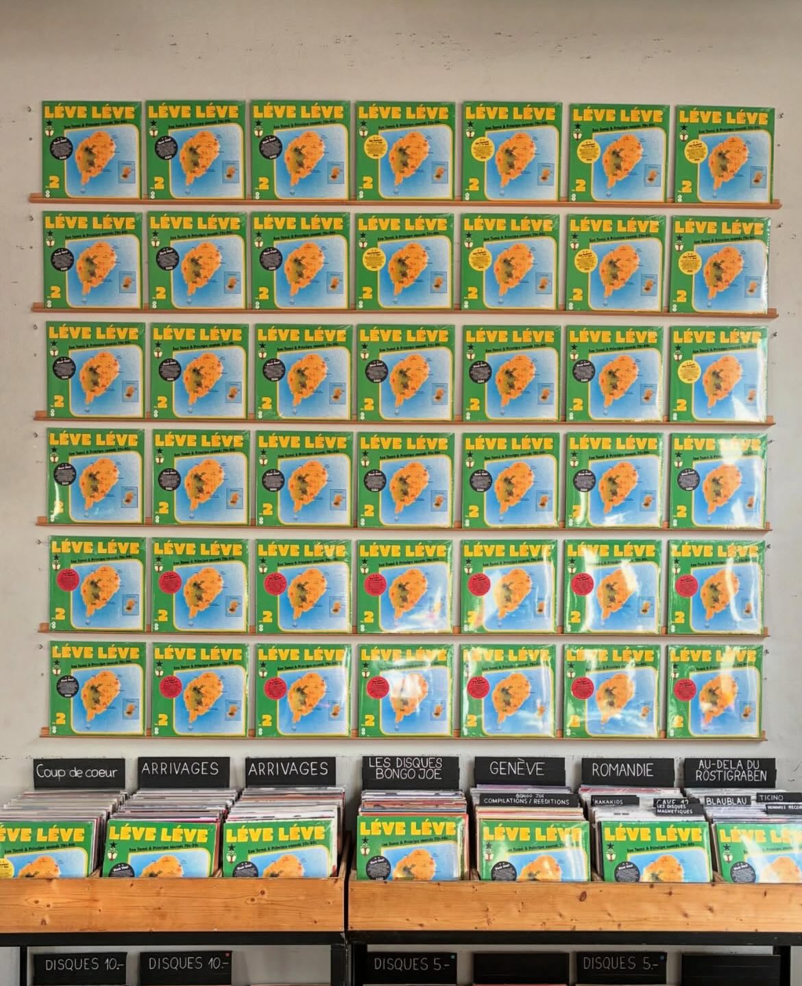 LÉVE LÉVE Vol. 2: Sao Tomé & Principe Sounds 70s-80s (Sortie 06/03/26)
Après Léve Léve Vol. 1, ce second volume poursuit une exploration au long cours de la musique populaire de São Tomé-et-Príncipe, en mettant l’accent sur le rythme, le mouvement et l’énergie du dancefloor. Sélectionné par @dj_tom_b
@bongojoerecords
Pressage 140g (PVC Noir et édition limitée splatter Ripe Mango)
—
Damily - Fanjiry (sortie 06/02/26)
« Après des décennies passées à façonner le son du Sud de Madagascar, @damily_music revient avec Fanjiry, son disque le plus intime et le plus abouti à ce jour. Figure incontournable du tsapiky en tant que guitariste et compositeur, et moteur d’un genre qu’il a contribué à définir, Damily s’est longtemps exprimé à travers les voix des chanteurs qui accompagnaient ses groupes.
@bongojoerecords
Pressage 140g (PVC Noir et édition limitée Bleu)
—
LÉVE LÉVE Vol. 2: Sao Tomé & Principe Sounds 70s-80s (Out March 6th 26)
Following Léve Léve Vol. 1, this second volume continues a long-term exploration of the popular music of São Tomé and Príncipe, with a clear focus on rhythm, movement and dancefloor energy. Curated by @dj_tom_b ,
@bongojoerecords
Pressing 140g (Black PVC Noir & Limited Edition Ripe Mango splatter)
Damily - Fanjiry (Out Feb 6th 26)
After decades spent shaping the sound of southern Madagascar, @damily_music returns with Fanjiry, his most intimate and focused record to date. A key figure in tsapiky as a guitarist and composer, and a driving force behind a genre he helped define, Damily has long expressed himself through the voices of the singers accompanying his bands.
@bongojoerecords
Pressing 140g (Black PVC Noir & Limited Blue Edition)