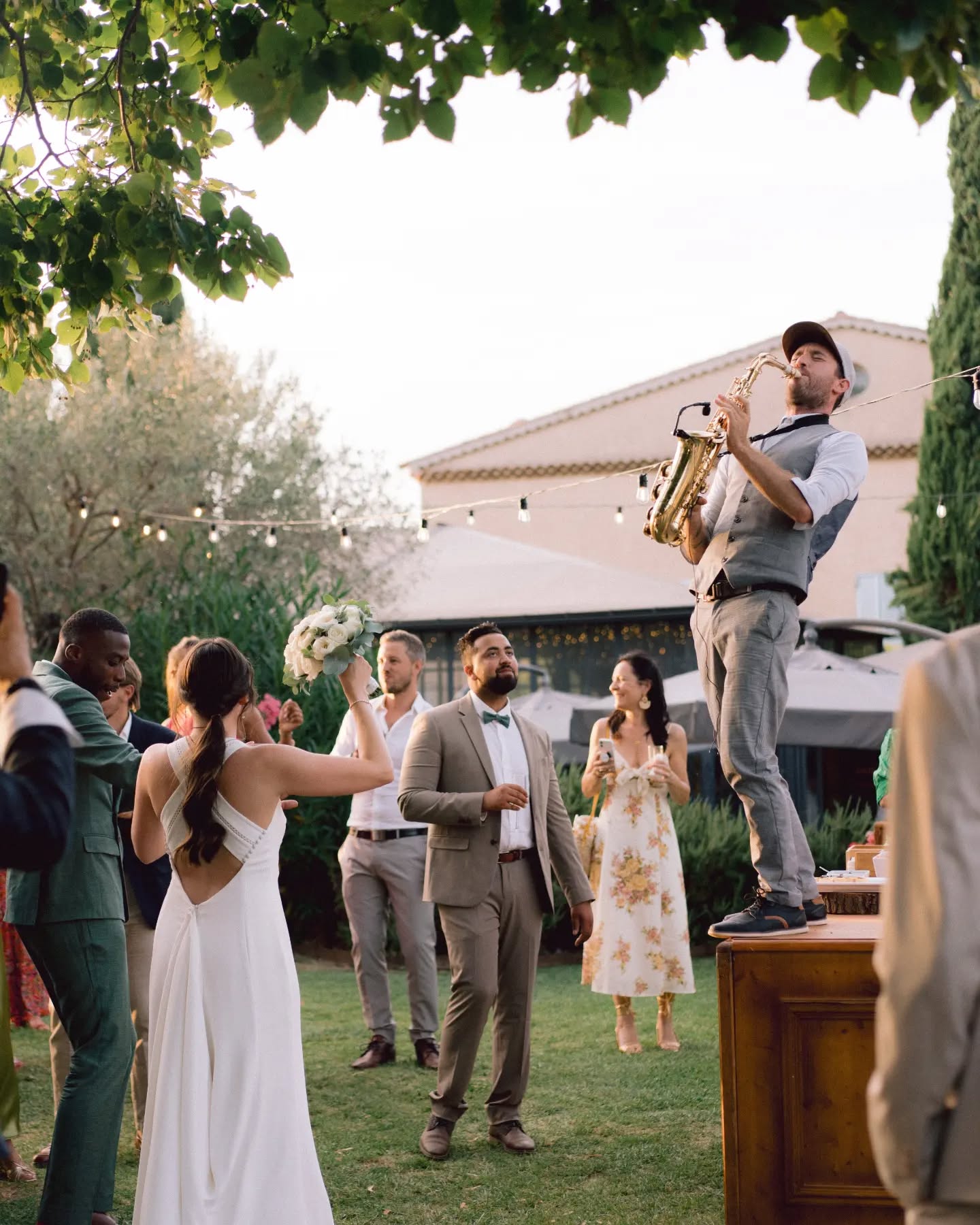 Finally found out what my wedding was missing : an acrobatic saxophonist.
Meaning : un air de sax qui met en joie
Lieu : @domainedelapomme
Saxophoniste acrobate : @sax.vibes
___
#weddingphotography
#weddingphotographer
#weddingphotographerprovence
#weddingphotographerfrance
#weddinginprovence
#provencewedding
#destinationwedding
#elegantwedding