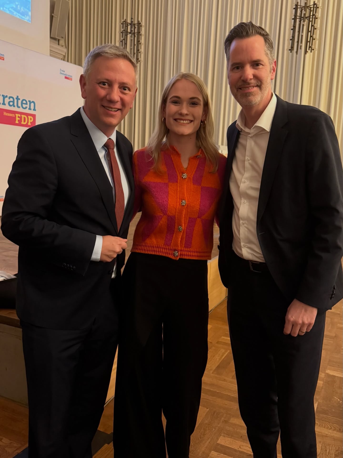 Gelungene Wahlkampf-Veranstaltung der @fdp_darmstadt mit unserem Bundesvorsitzenden @christianduerr . Zahlreiche interessierte Besucher aus Darmstadt und ganz Südhessen füllten die Orangerie, um zu hören, was Christian Dürr sowie die örtlichen Kandidaten um die Spitzenkandidatin @viola_gebek und den Kreisvorsitzenden @christoph.rohloff.fdp zu Deutschland, Darmstadt und der Welt zu sagen hatten.
Christian Dürr machte deutlich, weshalb es die Freien Demokraten mehr denn je braucht. Ich teile seine Überzeugung, dass unser Land den Mut zu grundlegender Erneuerung bei der Wirtschafts- und Migrationspolitik braucht.