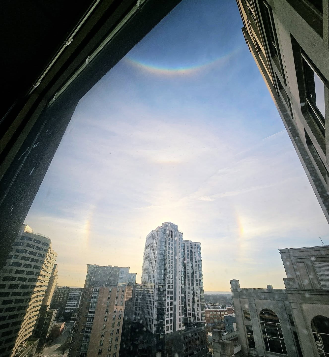 Go outside and look at this gift from Mother Nature/Pachamama 😍 #sundog #clouds #sky #optics