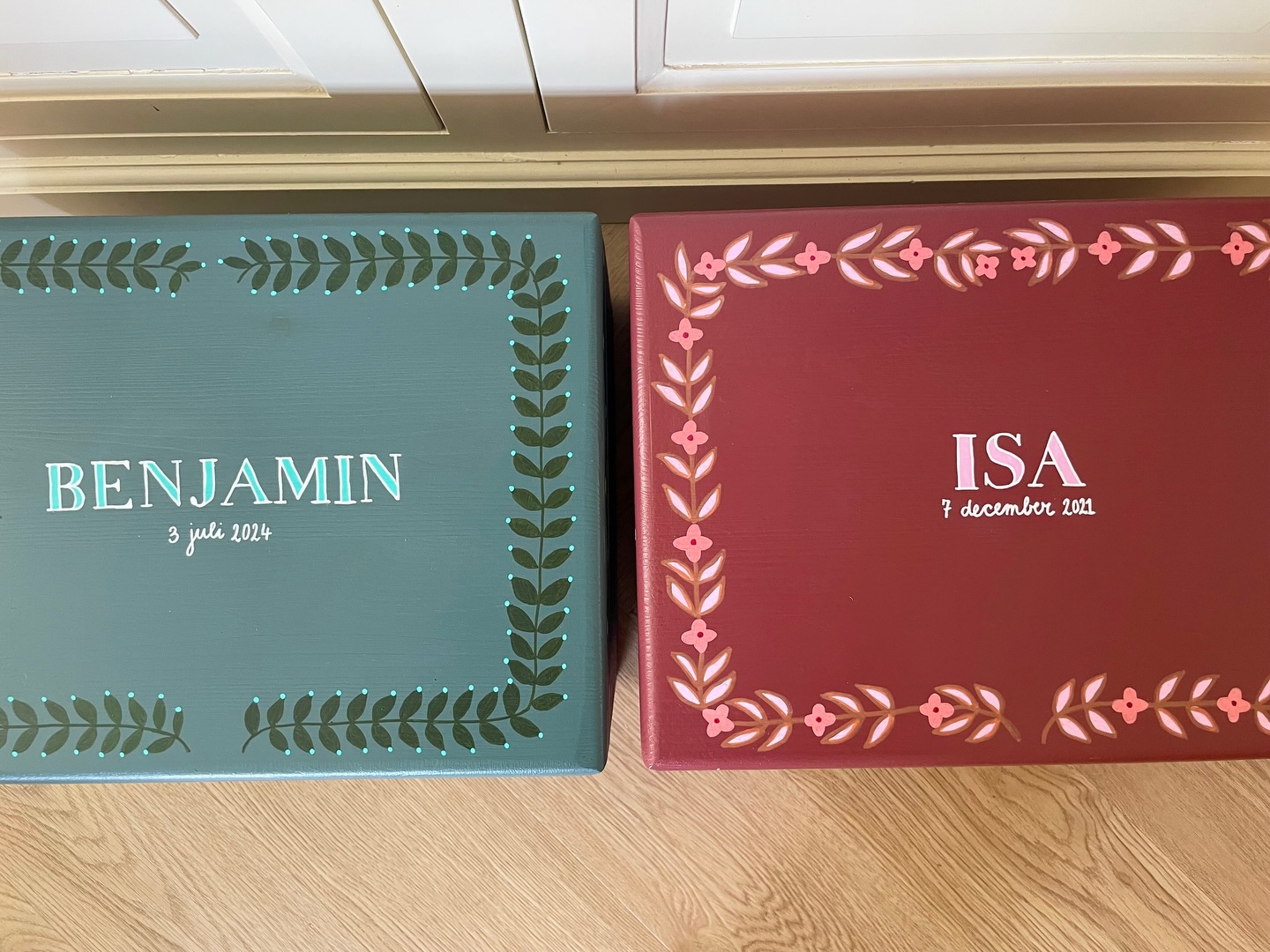 De eerste kleertjes.
Het geboortekaartje.
Dat ene ziekenhuisbandje dat je nooit wilt wegdoen 🤍
Alle eerste herinneringen van je kindje verdienen een eigen plek.
#atelierpien #herinneringsdoos #memorybox #kraamcadeau #geboortecadeau