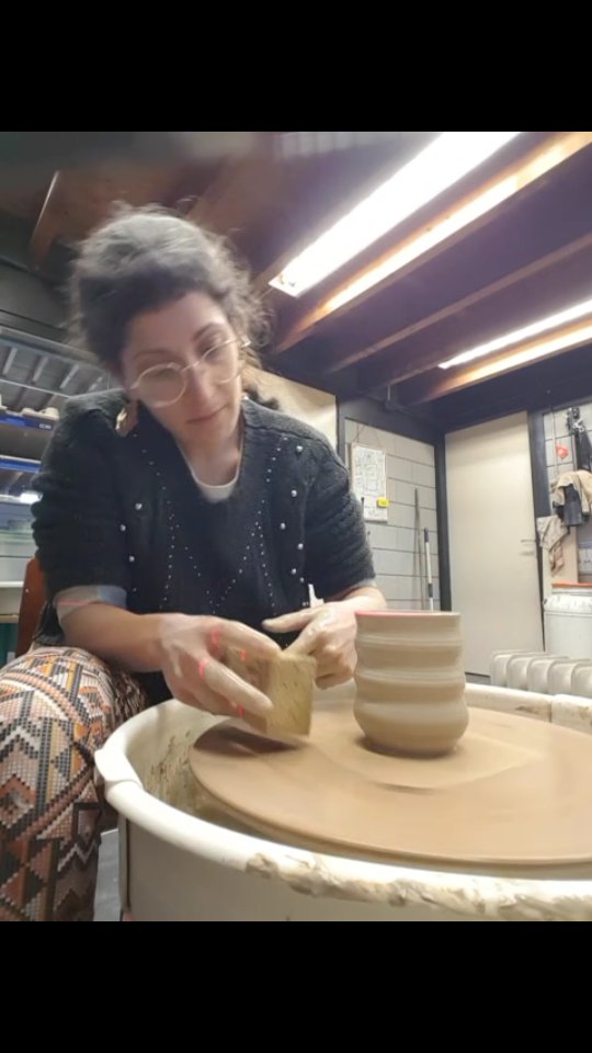 Throwing a Pompous Bubble Mug.
#throwingpottery #pottenbakken #ceramics #bubblemug #pottery