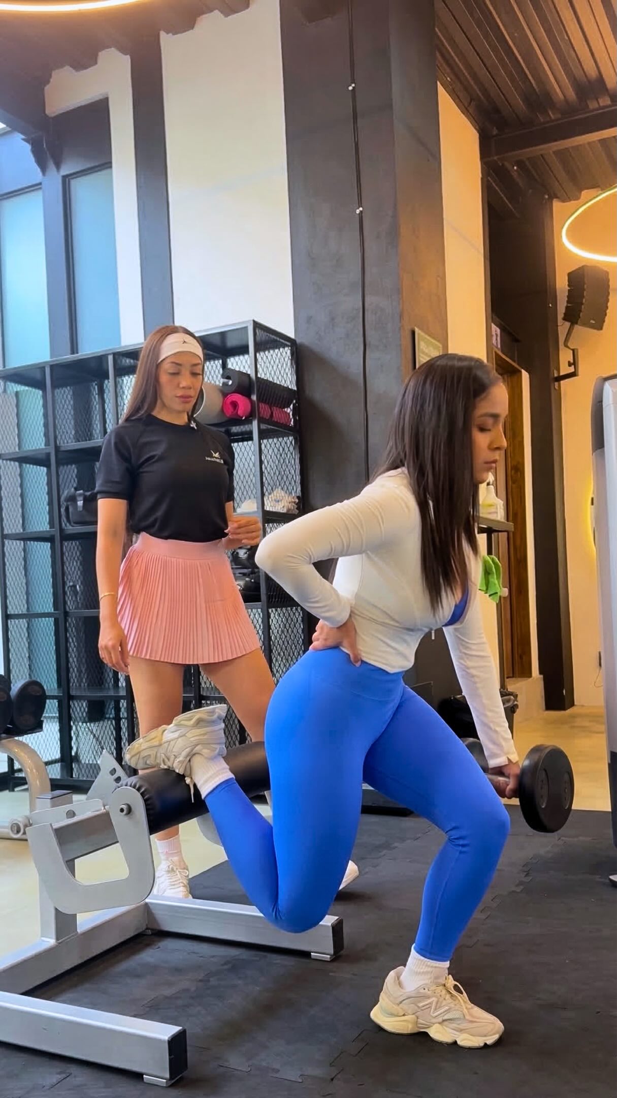 Unos glúteos firmes no son solo cuestión de suerte, tienes que entrenar con intención 🍑💪🏻
La coach Kristel comparte 3 ejercicios clave para trabajar esta zona con mayor activación y resultados. La técnica, el control y la constancia siempre marcan la diferencia 🙂↕️💫
Guarda este video para tu próxima rutina 🔥
.
.
#NativusGym #RutinaDeGlúteo #EntrenaConPropósito #ComunidsdNativus #GluteWorkout