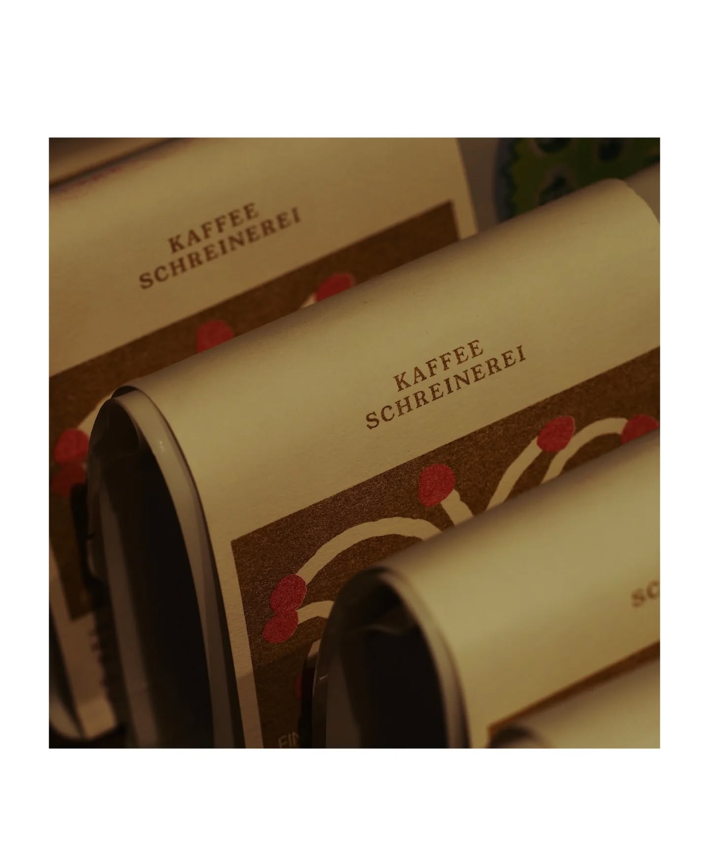 First time @kaffeeschreinerei aber sicher nicht das letzte Mal! Wir feiern einfach sehr was die lieben Menschen dort machen und was für einen Fokus auf Sourcing, Transparenz und auch Röstung sie haben.
Villamaria . Kolumbien . Washed
Ein super saftiger, cleaner Pink Bourbon von Rodrigo Oyuela aus Tolima. Wir sind große Pink Bourbon Fans und dieser Kaffee bestätigt uns in unserer Überzeugung. Wir finden einen blendend Sauberen Cup mit komplexen Aromen von Zitrusfrüchten, Hopfen und süßem Karamell. Komplex, Bright und perfekt für den Frühling!
Karumandi . Kenia . Washed
Big & Bold kommt dieser kenianische Kaffee aus Kirinyaga daher. Wie so häufig tummeln sich Kirschen der Varietäten SL28, SL34, Batian und Ruiru in diesem Fieldblend und bringen Intensität und Komplexität zusammen. Wir werden beim ersten Schluck von einem intensiven Körper begrüßt. Darauf folgt das Aroma von Passionsfrucht und die tiefe süße und Säure von reifen Gartentomaten. Im Nachgeschmack bleibt eine lange süße von braunem Zucker. Kenia geht einfach immer!
Suke Quto . Äthiopien . Natural
Gleich zwei Kaffees von Tesfaya Bekele aus Guji finden ihren Weg in unser Regal und der Natural sprüht nur so vor Komplexität! Kirschen der Varietäten Welicho und Kurume verwandeln sich klassisch trocken verarbeitet in Fruchtbomben! Wir schmecken frische Erdbeeren, weiße Blüten und eine limonadenartige, sprudelnde Säure! Fan Favorite und auch ein Knüller im Espresso!
Suke Quto . Äthiopien . Washed
Etwas entspannter als sein Natural Geschwisterkaffee, kommt das gewaschene Gegenstück daher. Wir finden einen weichen, teeartigen Kaffee in der Tasse, welcher elegante Aromen von weißem Tee, weiche Floralnoten und eine leichte Süße vereint. Ein easygoing Batch oder ein spannender Espresso!
El Pera . Honduras . Washed
Abschließend noch ein feiner Komfortkaffee aus Santa Barbara. Dieses Lot ist ein sortenreiner Kaffee der Varietät Pacas und wurde 15 Stunden lang nach dem Entpulpen fermentiert, um die Komplexität zu steigern. Sortentypisch finden wir eine mittlere, prägnante Apfelsäure und ein rundes Cupprofil mit viel Süße und hellen Nussaromen. Der perfekte Kaffee für den Start in den Tag!