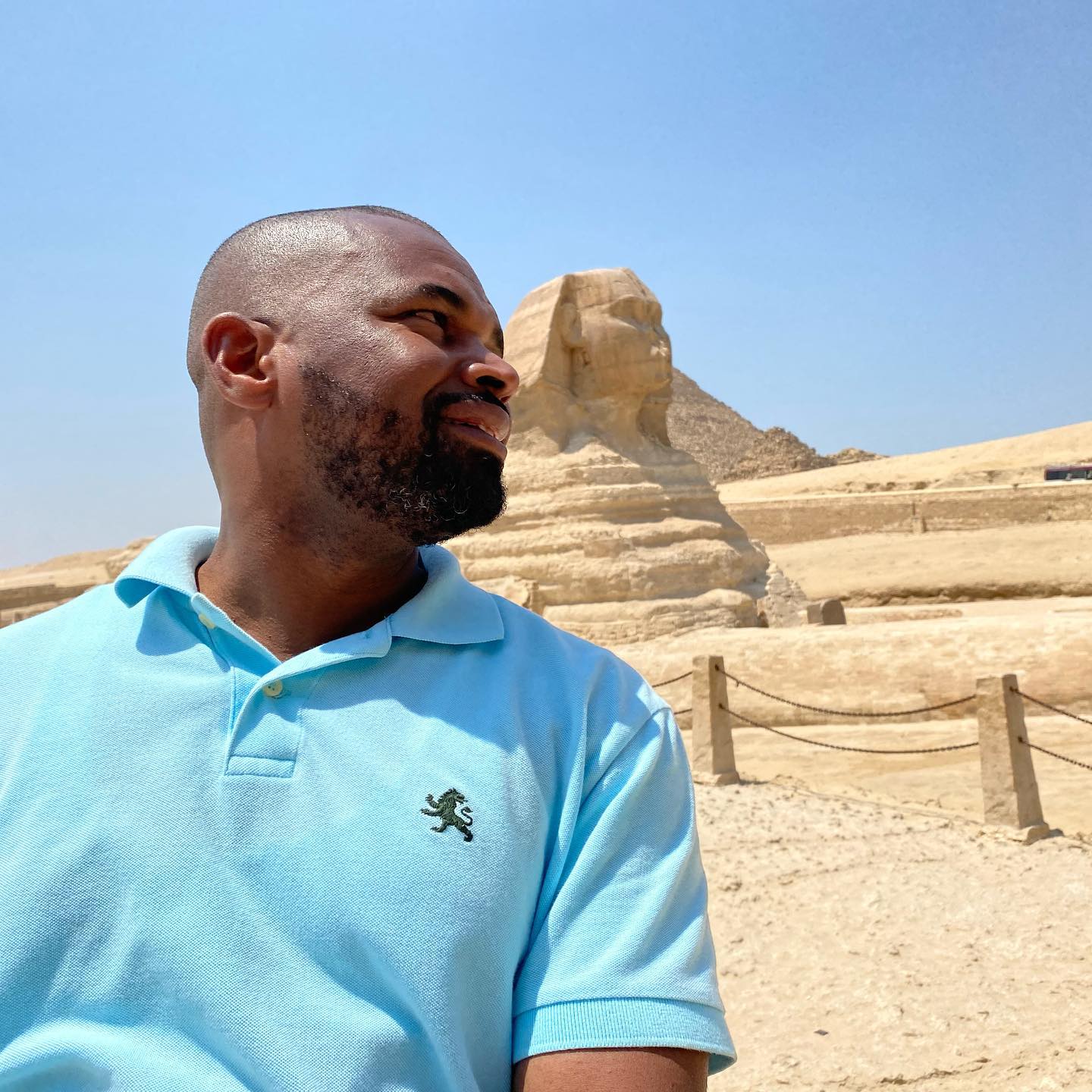 Loving my time in Egypt! It is very rich in culture and history. L’Égypte est très beau et riche en histoire et culture mais il fait très chaux