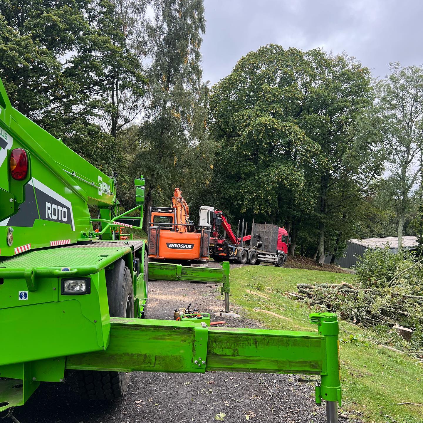Passing it down the line!!!
Wallace Timbers efficient and safe way of selectively thinning and dismantling trackside ash effected by dieback:
- Dismantling with the Grapple Saw Roto
- Processing with the HarvaDig
- Removing from site with the Timber Lorry
#mechanicaltreedismantling #mechanicaltreedismantlingcompany #mechanisedarb #mechanisedarboriculture #dangeroustreedismantling #dangeroustreedismantlingspecialist #ashdieback #grapplesawtruckcompany #wallacetimberservices #harvadig #harvadigthinning #merlo5035 #woodcrackercs750 #keto150 #Man #contracthire #uk