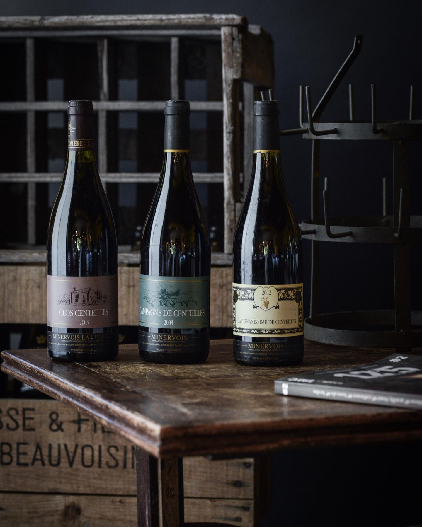 L’histoire débute en 1990 lorsque Daniel Domergue et Patricia Boyer tombent amoureux fous de ce bout du monde, suspendu au-dessus du terroir de La Livinière, adossé à la Montagne noire.
Ensemble, ils se seront consacrés à partir de 1995 à la réimplantation sur leur terroir d'origine d'anciens cépages oubliés tels que l'Araignan Blanc, le Picpoul Noir, l'Oeillade Noire ou le Riveyrenc Noir, Blanc et Gris.
En 2016, elle commence à partager l'aventure avec sa fille Cécile Domergue qui après plusieurs années passées à s'impliquer dans le domaine familial à distance, rejoint finalement définitivement l'équipe à la veille des vendanges 2016. Leur objectif est de pérenniser le vignoble du Minervois et le patrimoine viticole de la région. Le clos centeilles c'est la gestion de 13 hectares de vignes d’une moyenne d’âge d’environ 50 ans, répartis sur plusieurs parcelles et un savoir faire reconnu. Les terroirs diversifiés sont la signature du caractère unique de chacun des vins élaborés par le domaine.
Notre avis:
Les vins du Clos Centeilles détonnent dans l univers languedocien, aussi bien par l atypicité de leur cépages que par les choix de vinification qui font parfois pensé à l immense Emmanuel Reynaud du Chateau Rayas (Rhone Sud). L équilibre parfais des mono cépage comme la cuvée « Carignanissime » pur Carignan, croquant, gras mais qui garde une certaine nervosité ou le pur Cinsault Cuvee « Capitelle de Centeilles », qui avec sa complexité et sa superbe finesse nous ferais pensée au grand Pinot noir bourguignon avec évidemment une typicite un peu plus sudiste.
Que dire de la Cuvee « C de Centeilles », issue des vieux cépages (picpoul noir, riveyrenc noir, œillade et morastel), surprenant par son fruité (Griottes), sa texture délicate, son équilibre est tout simplement déroutant de complexité. Des vins hors du temps et atypique qui sortent des sentiers battus et qui nous font voyager…
#vinsdulanguedoc #vins #vigneronsindependants #transmission #mereetfille #levin #femmevigneronne #cépagesoubliés #minervois #histoiredefamille #amourduvin #vinsdusud #nosproducteursontdutalent #partage #convivialité