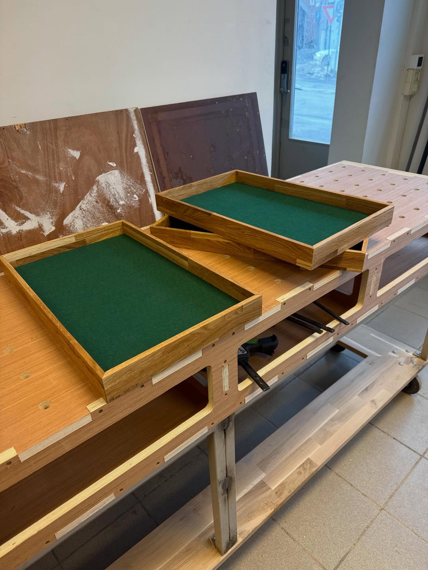 Even har laget utsillingsdiplay som @lene_mobeltapetserer har trukket med den tradisjonelle grønne filten 👌