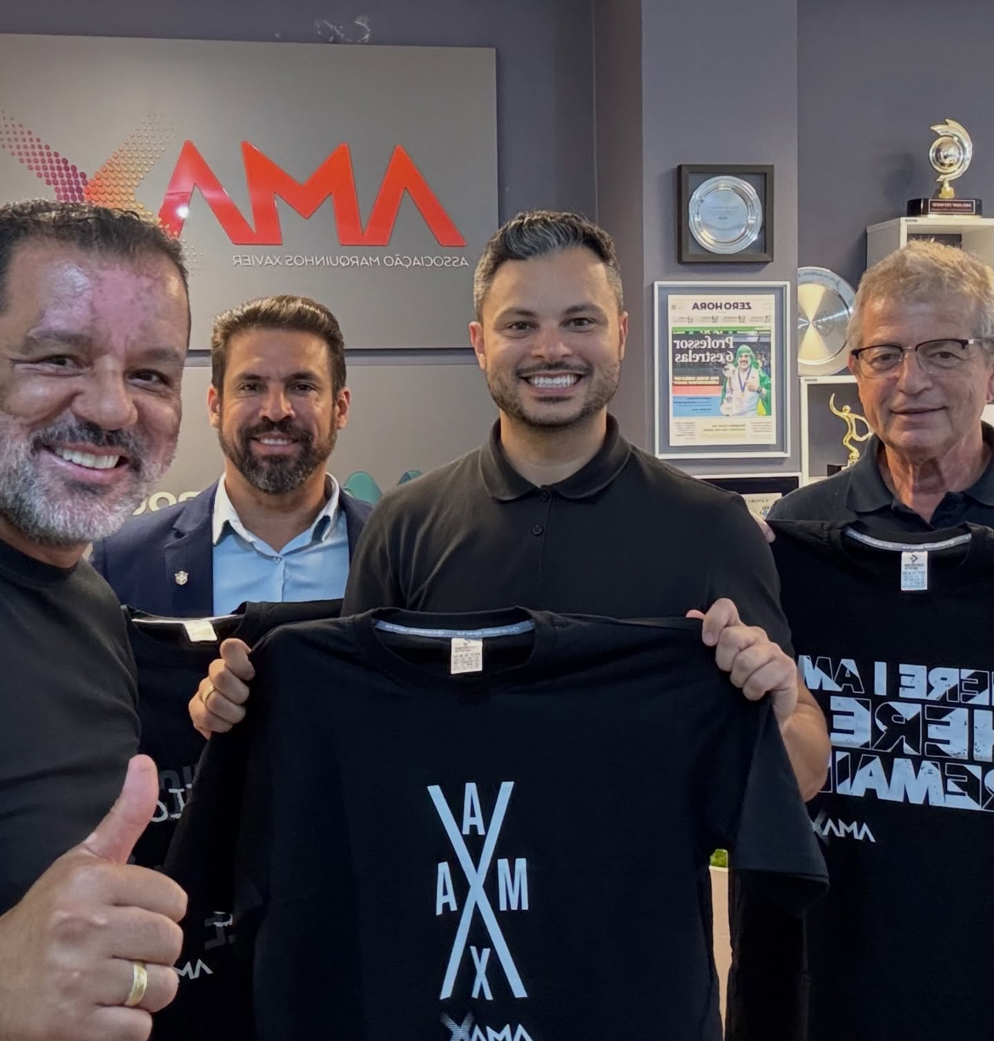 Visita ilustre hoje na @amaxfutsal
@lavoisier.fm Coordenador de Futsal e Beach Soccer da @brasil_futsal @brasil_beachsoccer
@fellipedrommond Presidente da @lnfoficial e @magnusfutsal
@ricardo.trade CEO da LNF
Uma honra receber os amigos.
#futsalbrasileiro🇧🇷