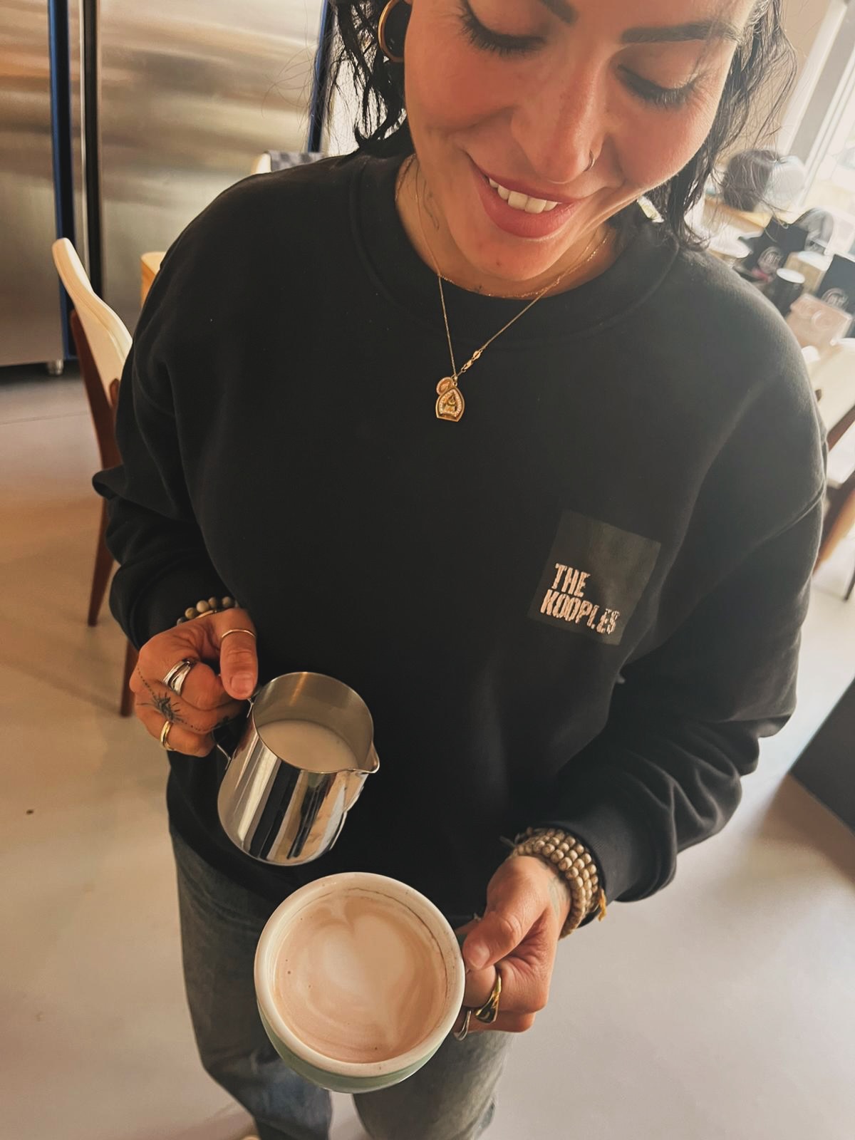 ☕ Un bon café commence bien avant la première gorgée.
Avant la mousse, avant le latte art, avant même l’odeur qui remplit la pièce…
il y a la précision.
La mouture.
La dose.
La pression du tamper.
Et cette concentration silencieuse qui transforme quelques grammes de café en un vrai moment.
Chez Cereal Lovers, avec Coffee Lovers Academy à Luxembourg, nous formons celles et ceux qui veulent aller plus loin que simplement appuyer sur un bouton.
Nos formations barista sont pensées pour être concrètes, pratiques, et profondément immersives. On apprend avec les mains, les sens, et beaucoup de curiosité.
Pendant nos ateliers, vous découvrez comment :
• régler une extraction espresso parfaite
• maîtriser le tamping et le workflow derrière le bar
• texturer le lait pour un microfoam soyeux
• comprendre les profils aromatiques du café de spécialité
• travailler avec confiance sur une machine professionnelle
Le café est à la fois une science et un rituel.
Quand on comprend les mécanismes derrière la tasse, tout change.
Que vous souhaitiez démarrer dans l’hospitalité, perfectionner vos compétences en café, ou simplement découvrir l’art du barista, nos ateliers sont faits pour apprendre… et pour prendre beaucoup de plaisir.
☕ Découvrez nos formations barista et workshops café en ligne.
👉 www.coffeelovers.lu
#BaristaTraining #BaristaLuxembourg #CoffeeLoversLuxembourg #SpecialtyCoffee #CafeDeSpecialite