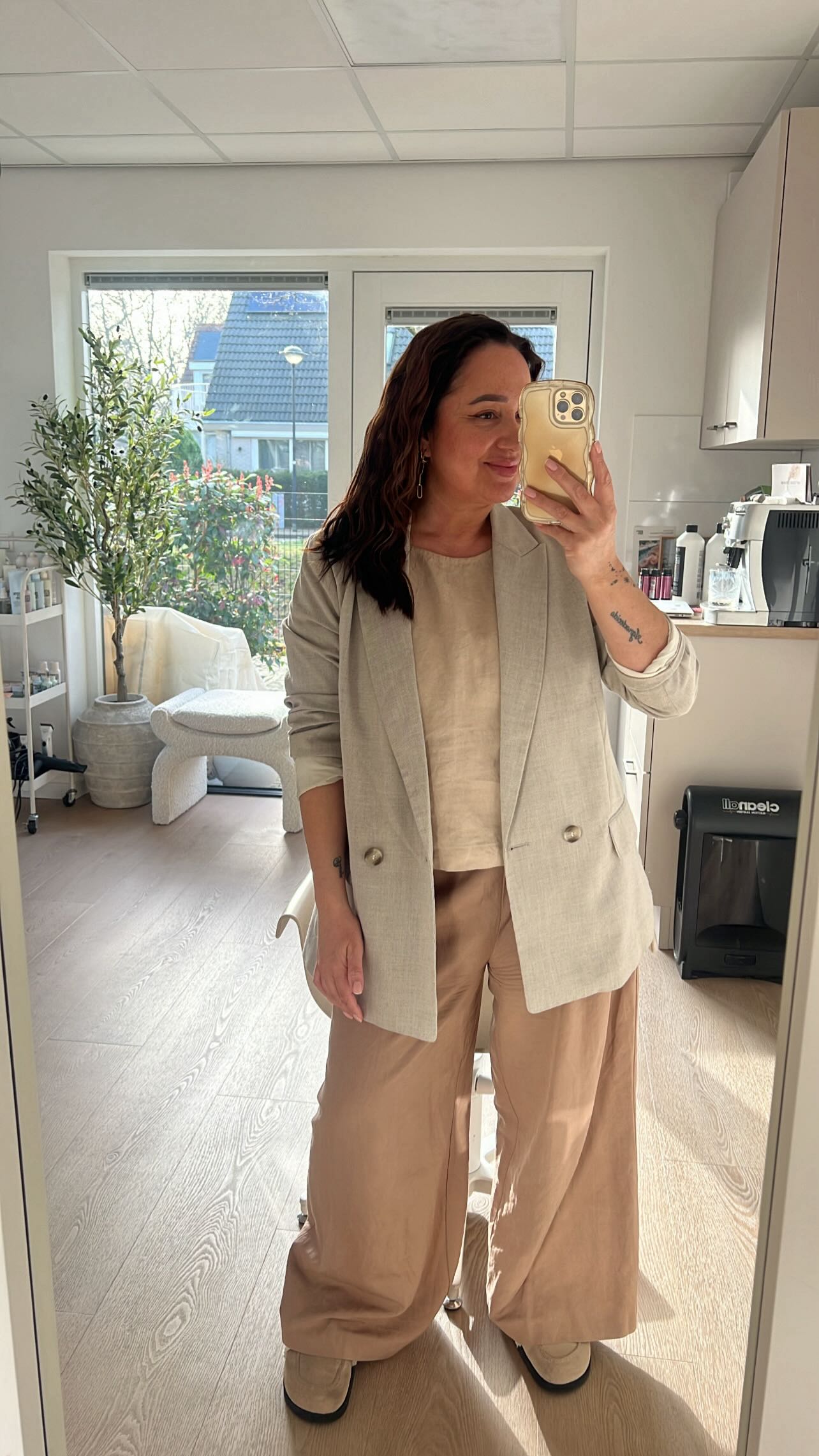 Spring Refresh – Maart 🌸
De lente is het perfecte moment om je haar een frisse start te geven. Net zoals we ons huis opruimen, verdient je haar ook een reset.
De Deep Cleansing Shampoo van Authentic Beauty Concept reinigt je haar en hoofdhuid intens zonder uit te drogen. Het verwijdert productresten, overtollige oliën en vervuiling, zodat je haar weer licht, fris en gezond aanvoelt.
Voor een echte spring refresh:
• Diepe maar zachte reiniging
• Verwijdert build-up van stylingproducten
• Laat je haar weer luchtig en glanzend aanvoelen
Gun je haar een nieuwe start deze lente
#springrefresh #authenticbeautyconcept #deepcleansing #salonpalmav #palmav