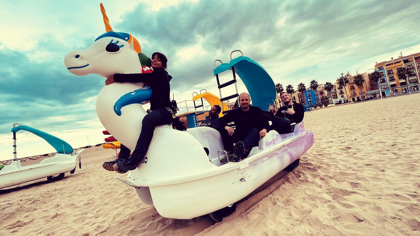 Terminada primera semana y media de película. ¡¡¡Hasta la vista Villajoyosa!!!
Gracias querido equipo. @anhko @hectoririe @workxavi y Dani FOTAZA DE @josubiria a contraluz!!! Precioso regalo 📷 #rodajesquemolan #cineespañol #vivirrodando #gafferlife #lightingcrew #lightingmovies