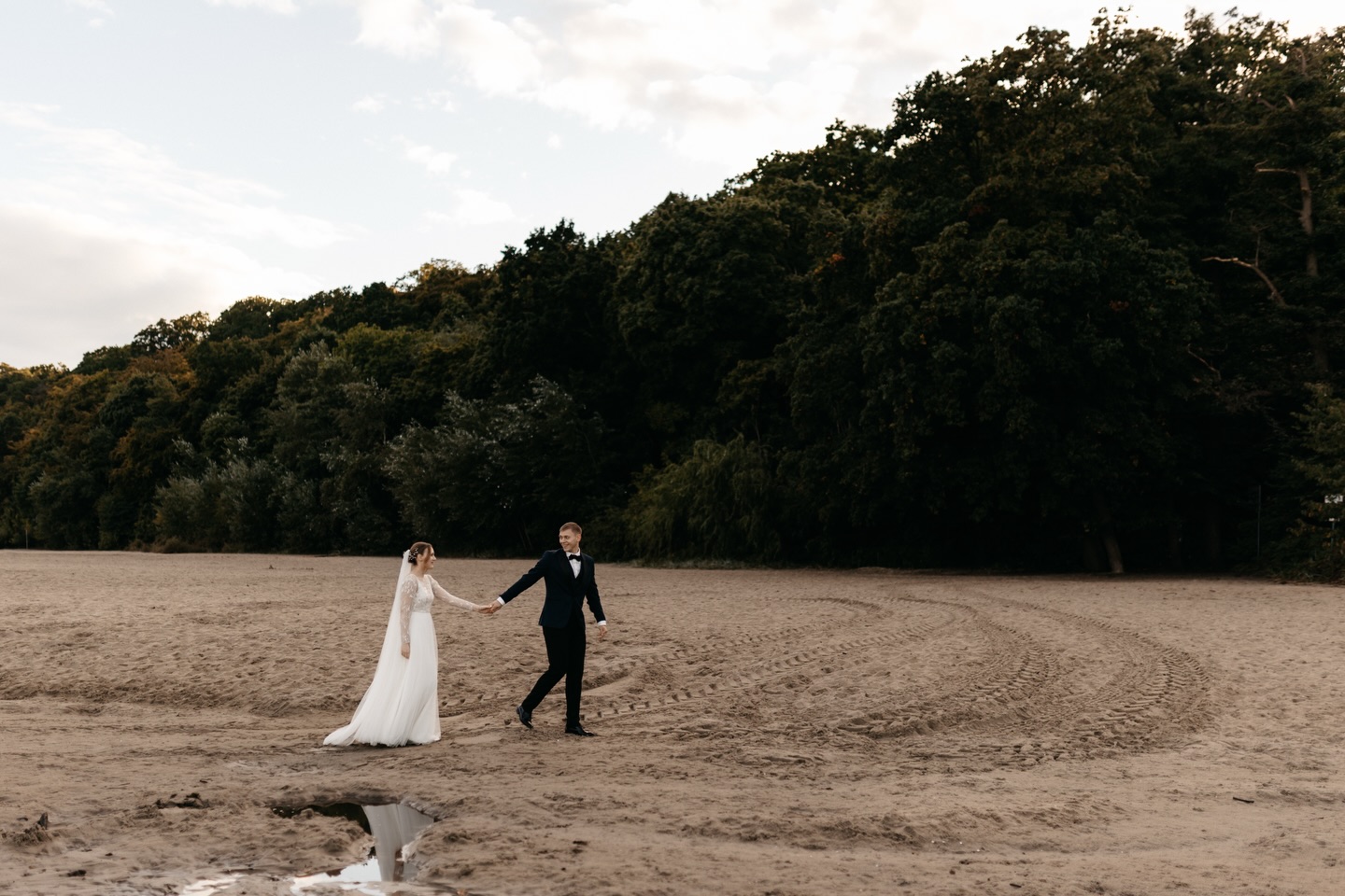 Nie da się ukryć, że sesje na plaży z morzem w tle należą do jednych z moich ulubionych 🤍 W powietrzu czuć, że wiosna rozgaszcza się pomiędzy nami coraz śmielej, więc okazji do takich spotkań będzie zdecydowanie więcej 🌼. Zima była potrzebna, taki czas wycofania, uspokojenia, wyciszenia jest naprawdę wartościowy.
Pięknie stworzony jest ten świat, że pory roku mogą wyznaczać rytm życia. A teraz wszystko budzi się do życia i ja też 🤸♀️… Kto ma ochotę już wyskoczyć spod kocyka? #fotografiarodzinna #fotografelblag #zatokagdanska #wspolnechwile