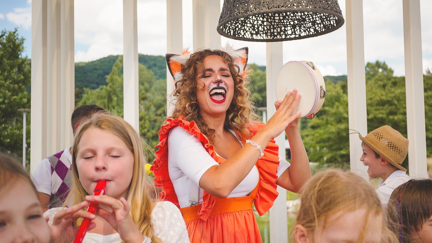 🎶🎉 Hudba je skvelým spôsobom, ako deti vyjadrujú svoju radosť a energiu! 🌈 Dnes sa ponoríme do letných vibrácií s pesničkou „Kapela“. Nechajte sa uniesť jej rytmami a pozrite, ako sa deti na ňu usmievajú a tancujú! 🕺💃 Každý tón ich napĺňa šťastím a slobodou.
Pridajte sa k nám a zažite tento skvelý pocit! 👉 Nezabudnite si pozrieť „Kapelu“ na YouTube! 🎥✨