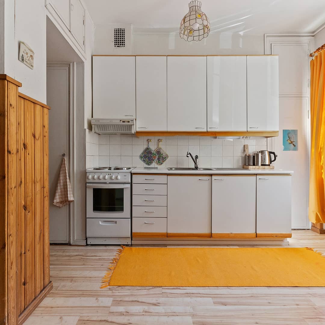 Mitä vanhat talot kertovat sinulle? Millaista elämää siellä on eletty ja millainen tunnelma on aistittavissa?
Joskus käy niin, että saatat päästä vierailemaan samassa talossa uudelleen, mutta toisessa huoneistossa.
Kun pohja pyörähtää ympäri tai huonejako muuttuu, saattaa hetken omakin kompassi olla hukassa.
Kodit ovat erilaisia ja vuosikymmenten saatossa tehdyt remontit muuttavat tiloja. Seiniä saatetaan purkaa ja materiaaleja vaihtaa.
On arvostettavaa, että jotkin asiat tai materiaalit kestävät läpi vuosien.
Tässä kodissa ihailin erityisesti vanhoja lankkulattioita, säilytyskalusteitä, jotka olivat rakennettu seinien sisään säästäen muuten asuinneliöitä, ja korkeita huoneita.
Pinnat olivat ikääntyneet arvokkaasti ja jäljellä oli paljon vanhaa ja kaunista. Lempeän rauhallinen tunnelma oli aistittavissa jo sisään tultaessa.
Jos haluat nähdä lisää kuvia, tutustu kohteeseen osoitteessa:
https://asunnot.oikotie.fi/myytavat-asunnot/lahti/16218202
Tämän kohteen sinulle esittelee:
Heli Salonen
Lahden Laatuneliöt LKV
p.040-842 3377 heli.salonen@laatuneliot.fi
#simpleroom
#asuntovalokuvaus #kariniemenkatu #keittiö
#kitchen #lahdenlaatuneliöt #lahti #livingroom #oldbuilding #olohuone #pikkuvesijärvenpuisto #pikkuvesijärvi #realestatephotography #vanhatalo #vanhatrakennukset