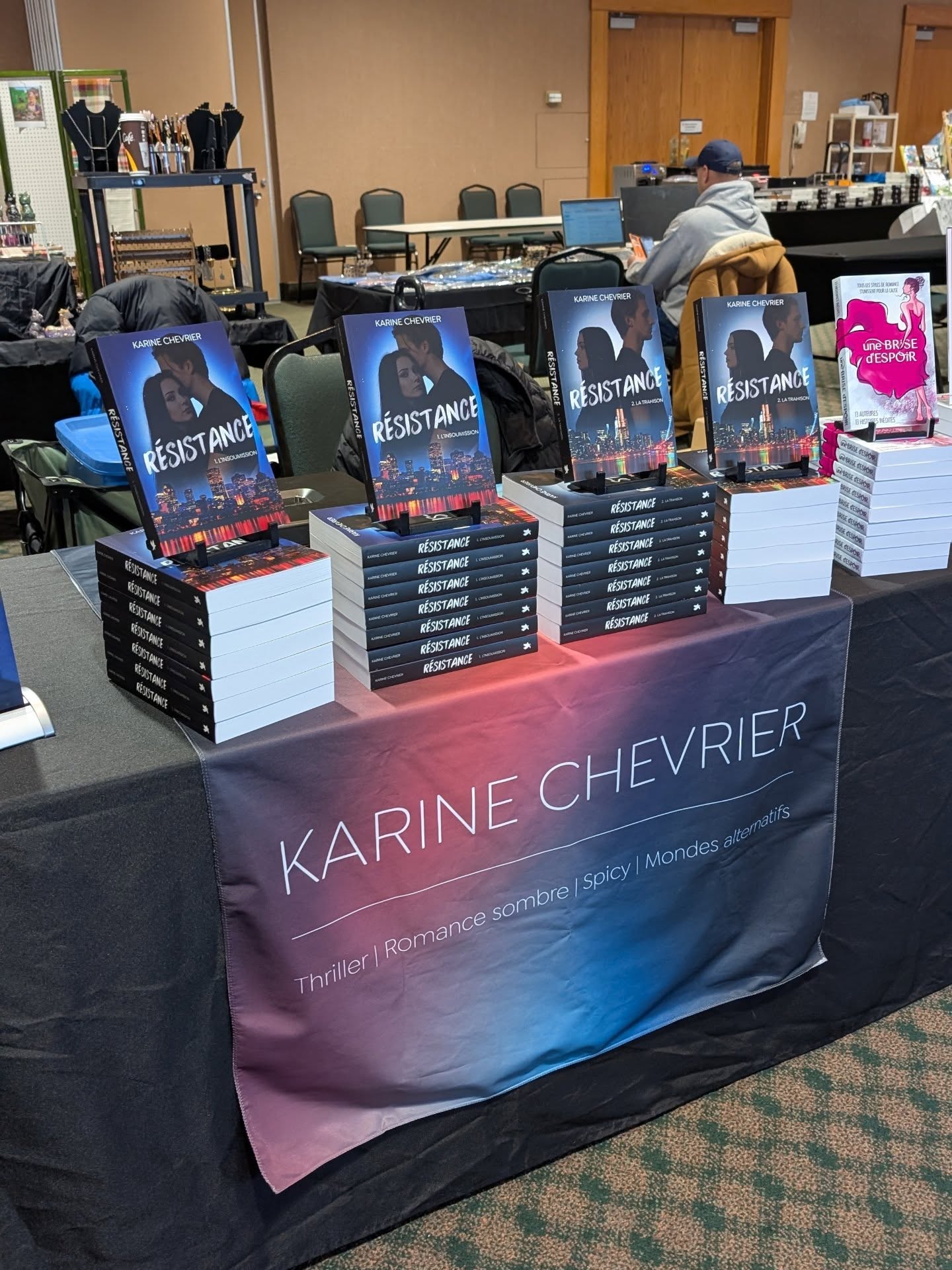 Prête à vous recevoir ce samedi et ce dimanche au Centre des congrès de l'hôtel Castel à #Granby !
Passez me voir pour vous procurer Résistance 🖤 et Une brise d'espoir. 🩷 Vu la neige qu'on a ce matin, le temps de jouer dans les plantes bandes n'est pas encore arrivé. Autant se munir d'un bon bouquin en attendant l'arrivée des beaux jours. 📚☕
C'est parti pour un weekend de feu au Marché du printemps, organisé par @halte.univers.local 🎉
10h à 16h | Samedi et dimanche 👋🏻