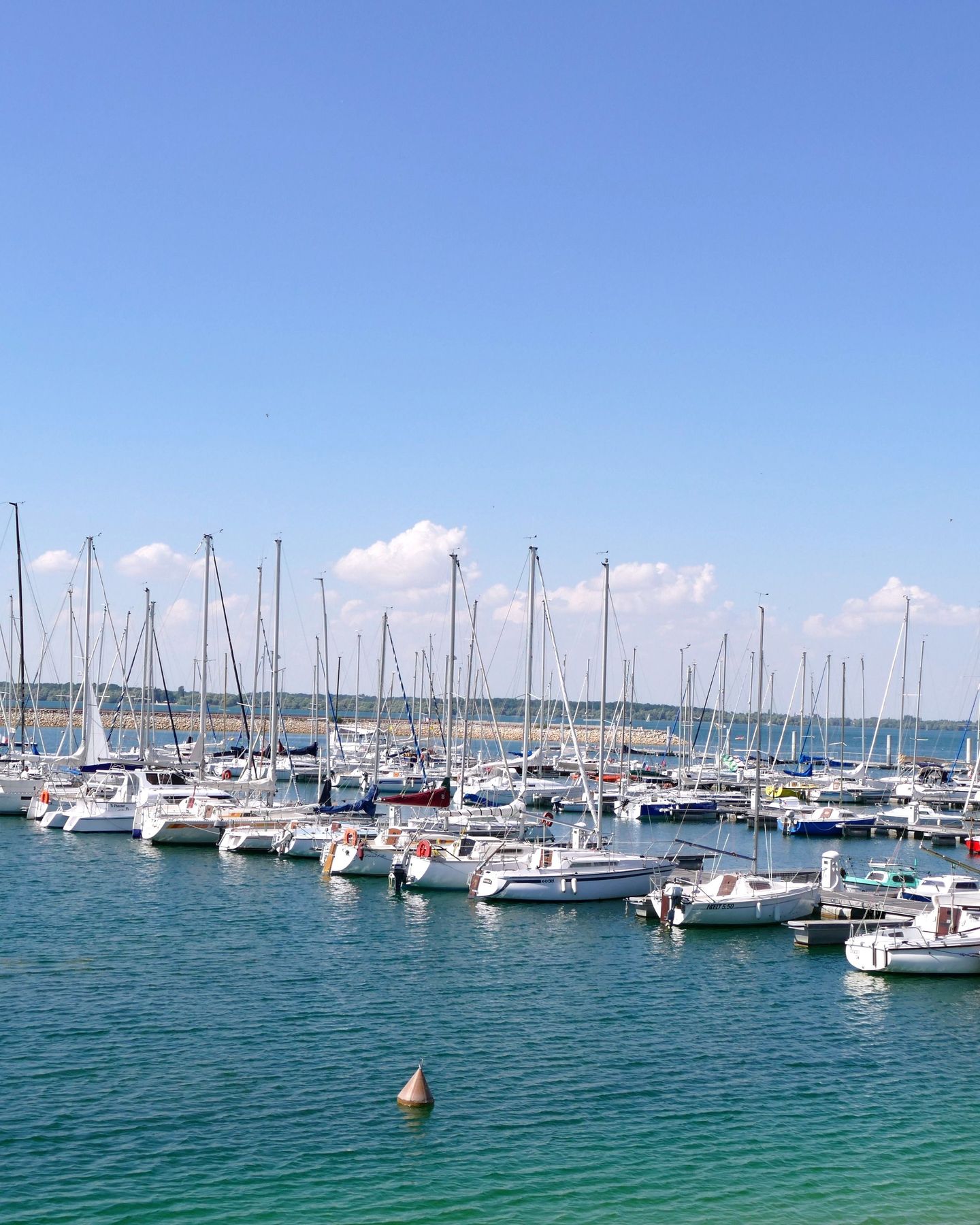 Vous rêvez d'un déjeuner face au lac ? 🌞
Depuis le Belvédère, profitez d’une belle vue sur le port baigné de soleil. Plus que quelques jours avant la réouverture ! 🏞️⛵
#lebelvédère #mesnilsaintpere