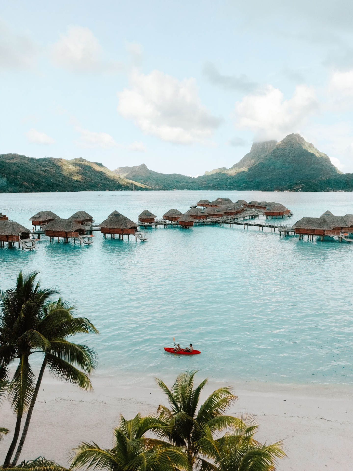 Con las primeras luces del día, la laguna de Bora Bora brilla bajo los reflejos del sol. Deslizarse en kayak sobre estas aguas cristalinas es vivir un momento exclusivo, entre serenidad y belleza infinita.
.
As morning light dances across Bora Bora’s lagoon, its waters shimmer in perfect clarity. Gliding by kayak becomes a refined escape, a serene encounter with pure island beauty.
📷 @leboraborabypearlresorts
#MoemoeaTravel #PolinesiaFrancesa #FrenchPolynesia #BoraBora #LuxuryTravel #TurquoiseWaters #ExclusiveEscape #LoveTahiti