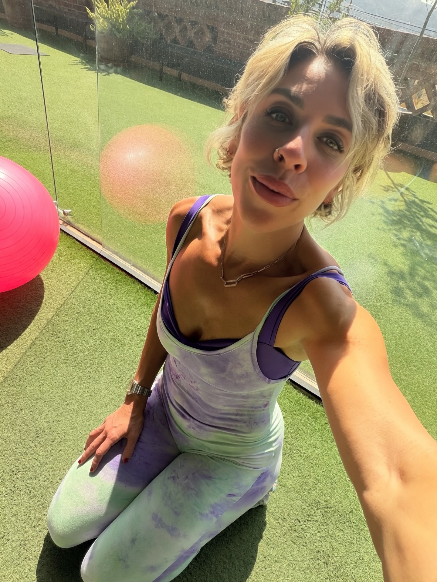 Good morning, lovelies 💕 Just a reminder that life can be overwhelming, but self-love is key. Be strong, yet gentle with yourself. Take care of your mind, body, and soul. Your daily choices create your reality. Keep shining, you got this! Love you! #selflove #gymtime #inspiration #fitover45 #gymselfie