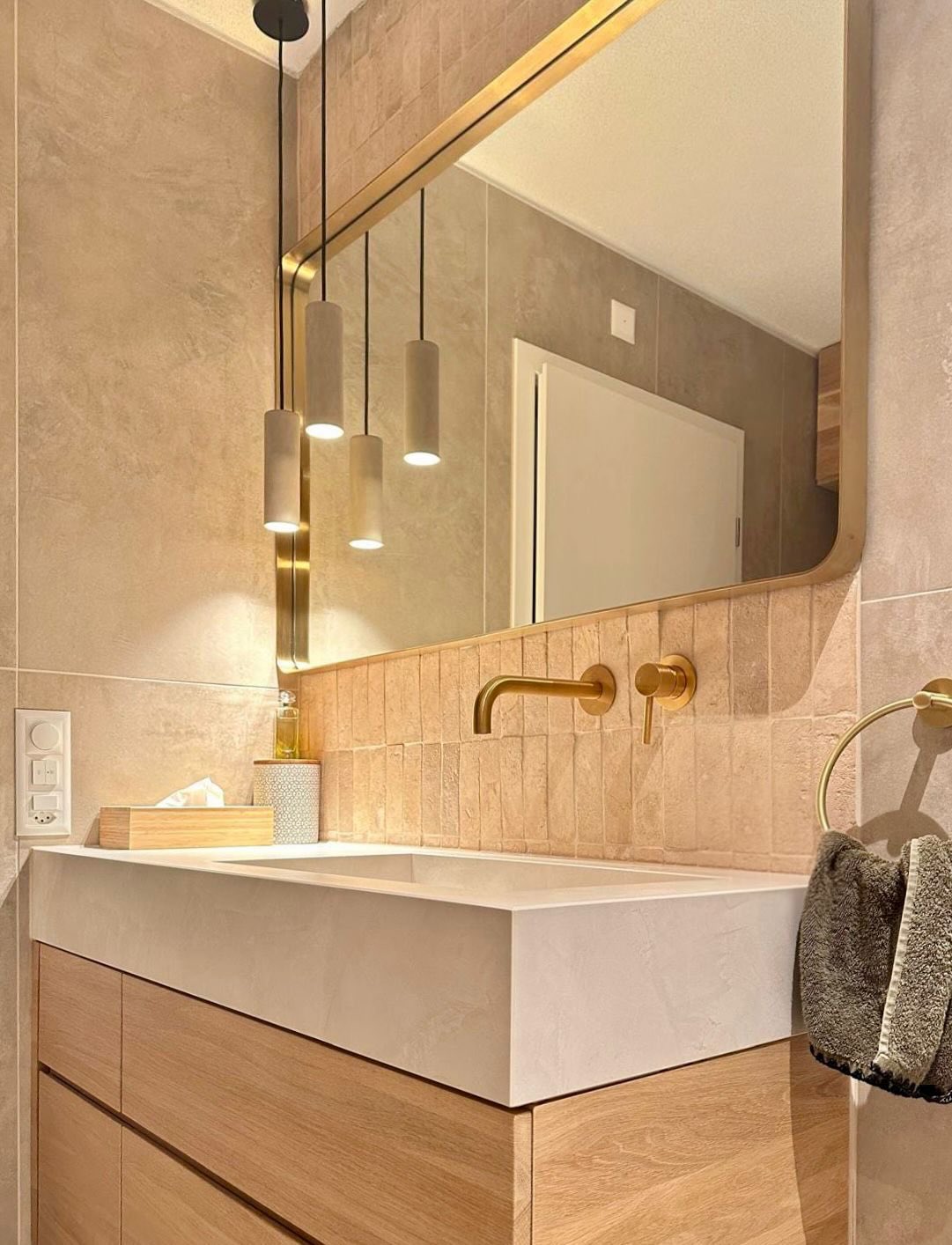 Projet de @mylinterieur
“Ces deux salles d’eau on été entièrement repensées et rénovées. L’alliance du bejmat, d’un carrelage grand format effet béton et de la robinetterie en or brossé apporte une atmosphère authentique et élégante. Les meubles lavabo sont réalisés sur mesure par un menuisier, en bois massif avec un plan de travail de 12 cm en céramique dans lequel l’un des lavabos a été directement creusé et l’autre posé. Différente source lumineuse avec les spots encastrés, les appliques murales décoratives et les LED offrent la possibilité de créer plusieurs ambiances dans ces espaces.”
Nous vous invitons à découvrir sur ce compte quelques projets des membres de @daia_collectif