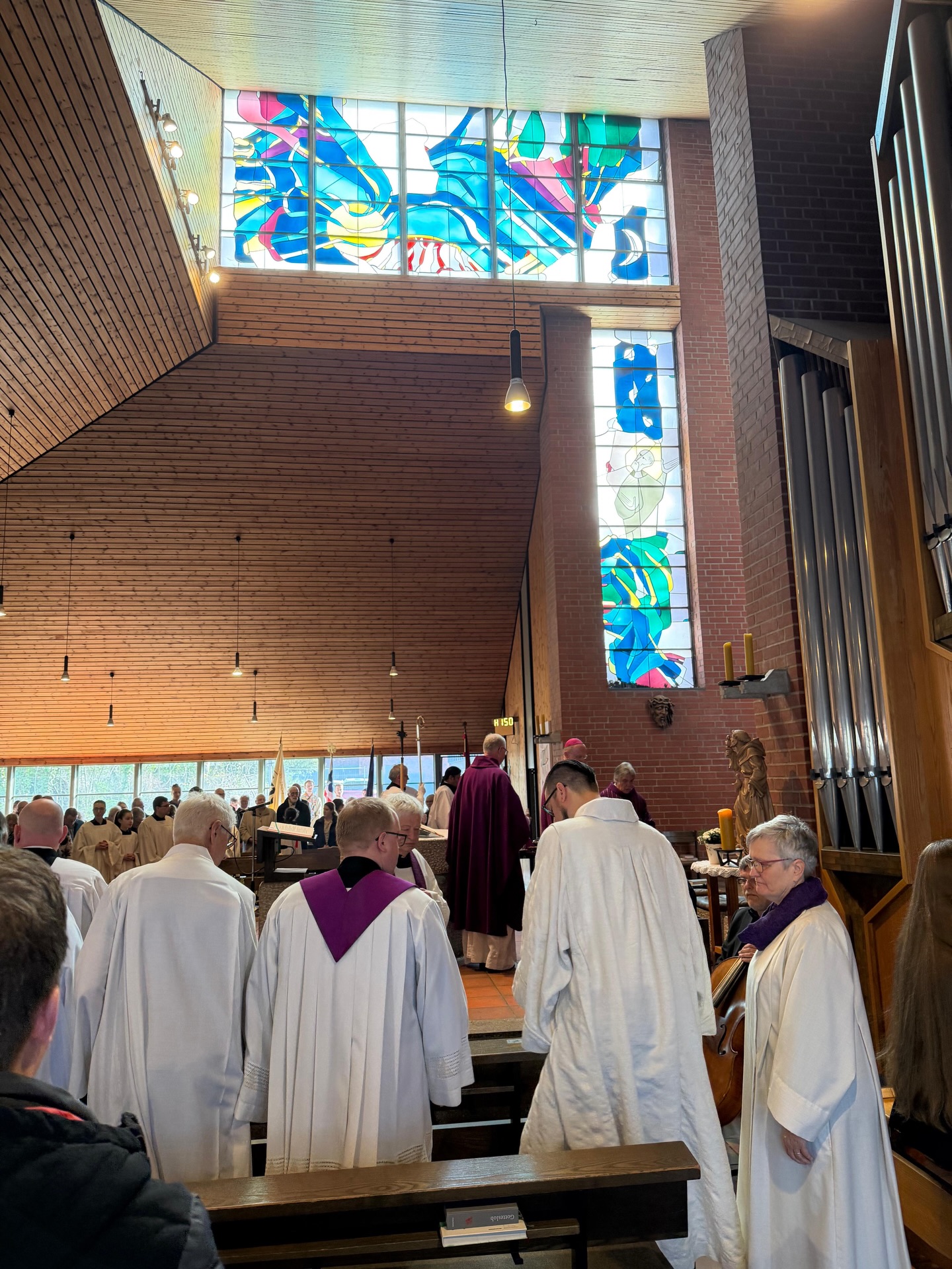 Am 08.03. wurde die St. Franziskus Kirche in Gladbeck profaniert. Der Gottesdienst fand unter der Leitung von Bischof Dr. Franz-Josef Overbeck statt.
Jahrzehntelang war die St. Franziskus Kirche ein Ort des Glaubens, der Begegnung und vieler persönlicher Erinnerungen. Die Kirche wurde 1980 geweiht und gehört zur Propsteipfarrei St. Lamberti Gladbeck.
Bald wird das Gebäude verschwinden. Doch die Geschichten und Momente, die hier entstanden sind, bleiben. Auf dem Gelände entsteht ein neues Quartier mit Wohnungen und einer Kita – ein neuer Anfang an einem Ort mit viel Vergangenheit.