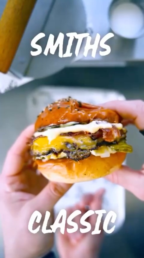 Every burger on our menu starts with the same thinking:
great ingredients, handled properly.
Dry-aged beef from Aubrey Allen.
Our burnt butter miso mayo.
American cheese, smoked bacon, pickled onions and house pickles.
Put together, it becomes the Smiths Classic 🫶