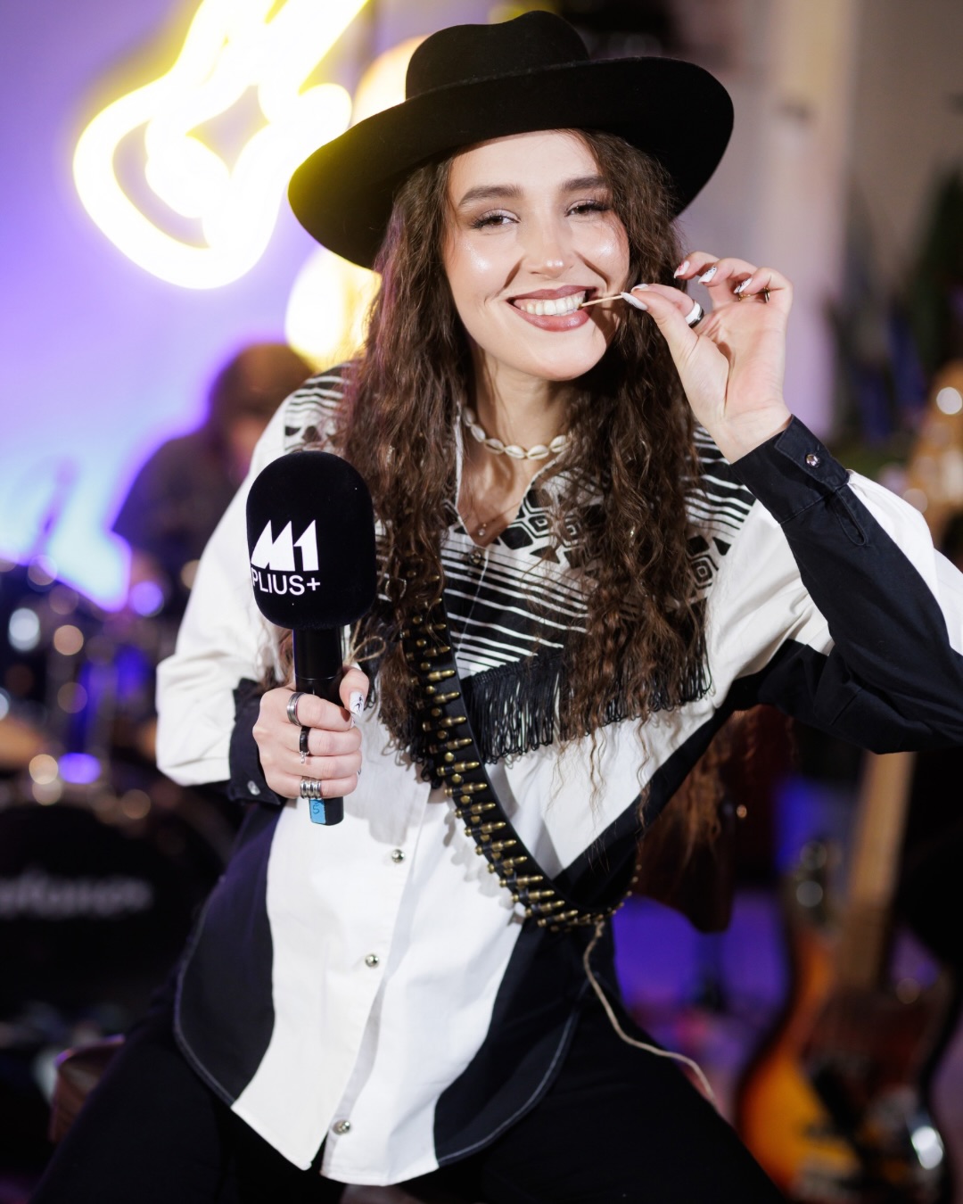 Keturi skirtingi Ievos (@cijunelyte) įvaizdžiai M1 Plius laidoje „Muzika, kurią jauti“. Kuri Ieva šiandien esi tu?
🤠 Kaubojė
👑 Madam
🌸 Hipsterė
🎸 Rokerė
Parašyk komentaruose 👇
Nori ir tu tokio įvaizdžio?
Užsuk į Tėja saloną.