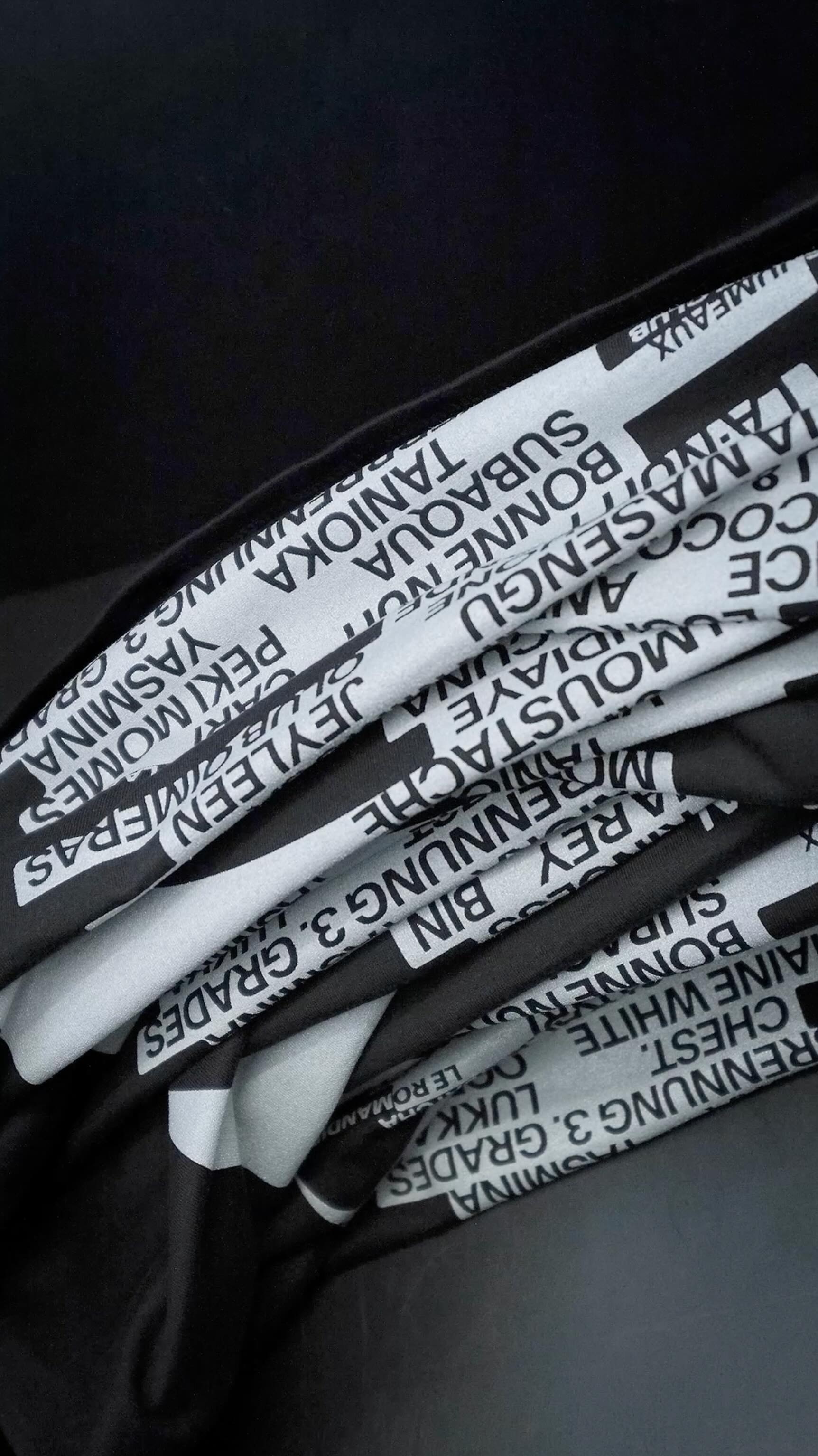 Nos t-shirts bénévoles sérigraphiés avec amour par @mabasi_lab sont arrivés et ils sont magnifiques. On a vraiment hâte de vous les montrer!
Cette année encore, nous avons eu le plaisir de collaborer avec Mabasi Sérigraphie, atelier basé à Champagne qui transforme chaque impression en une pièce unique. Un partenaire de confiance et de longues dates que nous vous recommandons chaleureusement pour tous vos projets textiles !
Merci @mabasi_lab pour la qualité de travail et votre passion 💪
#premicefestival #screenprinting #swissmade#
