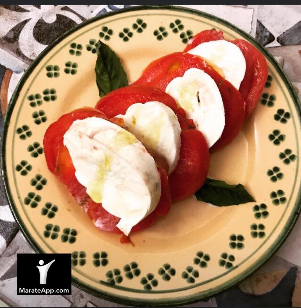 Oggi vogliamo consigliarvi Divino Enoteca, partner di MarateApp, che si trova in Via Mandarini 30/C, Maratea (PZ).
Mille tesori,mille sapori, un luogo fatto per parlare e per gustare, dove il tempo si ferma e l’anima si riposa.
Una ricerca attenta e preziosa di sapori antichi da riscoprire e di idee nuove da assaggiare.
Visita il sito www.divimomaratea.com e la loro pagina Facebook, “Divino Enoteca e Specialità Regionali Maratea”, o Instagram @divinomaratea
Per info e prenotazioni chiama il numero: +393806939844