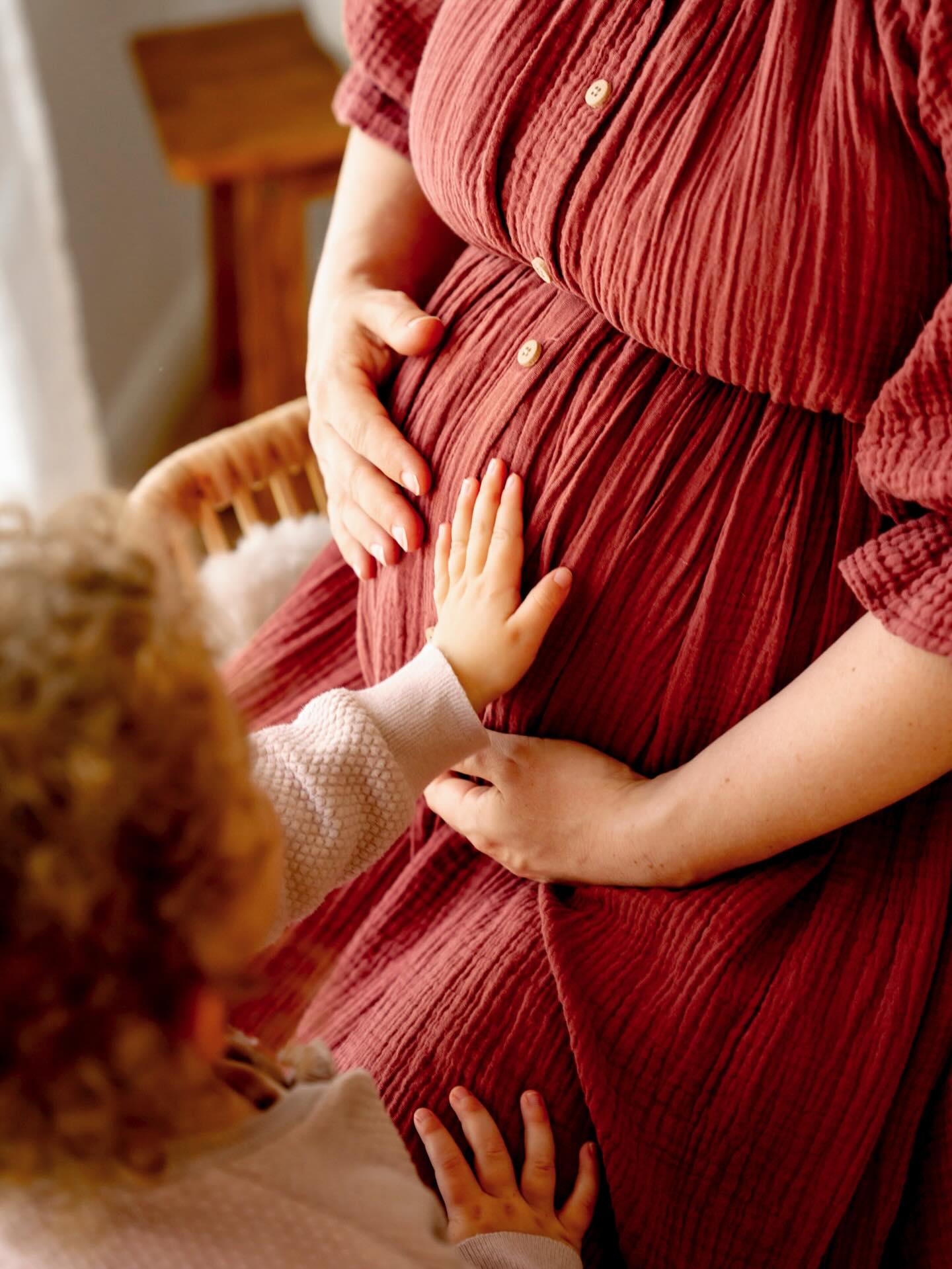 Wenn du dich einfach nicht entscheiden kannst, ob du deine Babybauchbilder lieber indoor im Studio oder Outdoor in der Natur machen möchtest - dann machen wir einfach beides 🤗.
Wir starten in meinem hellen und gemütlichen Tageslichtstudio, wo du verschiedene Kleider probieren und für das Fotoshooting nutzen kannst. So entfällt der ganze Outfitstress für dich.
Wenn du möchtest, erhältst du sogar ein professionelles Styling - damit du dich auf deinen Fotos noch wohler und schöner fühlst!
Snacks und Getränke sind natürlich auch inklusive.
Hast du Lust auf dein absolutes Rundum-Sorglos-Fotoshootingerlebnis?
Ich freu mich auf deine Nachricht 🤗
_________
Hi, ich bin Isabel - deine Wohlfühl-Fotografin für Hochzeiten & Familien in Weikersheim und Würzburg. Für emotionale Fotos, die euch zeigen wie ihr seid, seid ihr bei mir genau richtig!
Isabel Heine Fotografie
www.herz-und-gold.de
isabel@herz-und-gold.de
Fotostudio Weikersheim
Newbornfotos
Familienfotos
Hochzeitsfotos
Babybauchfotograf