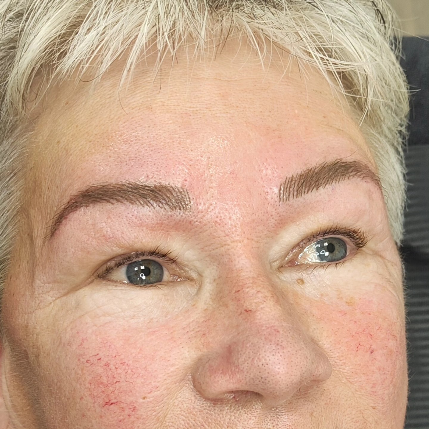 🔥 Nano brows 🔥 Swipe naar rechts voor before.
De warmte van de kleur neemt nog af en wanneer de wenkbrauwen genezen zijn is de kleur ook zachter/lichter.
Voor de wenkbrauwen is er keuze uit verschillende technieken, samen kijken we naar de meest geschikte techniek voor jou.
Wil je graag meer informatie en/of een afspraak maken, stuur dan even een email naar prettybyroos@gmail.com of app naar 0630103131.
Kosten: 325 euro inclusief nabehandeling na 6 weken.
www.prettybyroos.nl
📌 Wolvega
#browmaster #permanentemakeup #permanentmakeup #makeup #eyebrows #hairstroke #hairstrokes #microblading #nanobrows #powderbrows #eyeliner #lips #pigment #pigmentation #tattooshop #tattoo #tattoos #oudehaske #friesland #thenetherlands #joure #sneek #heerenveen #leeuwarden #wolvega #wakeupwithmakeup