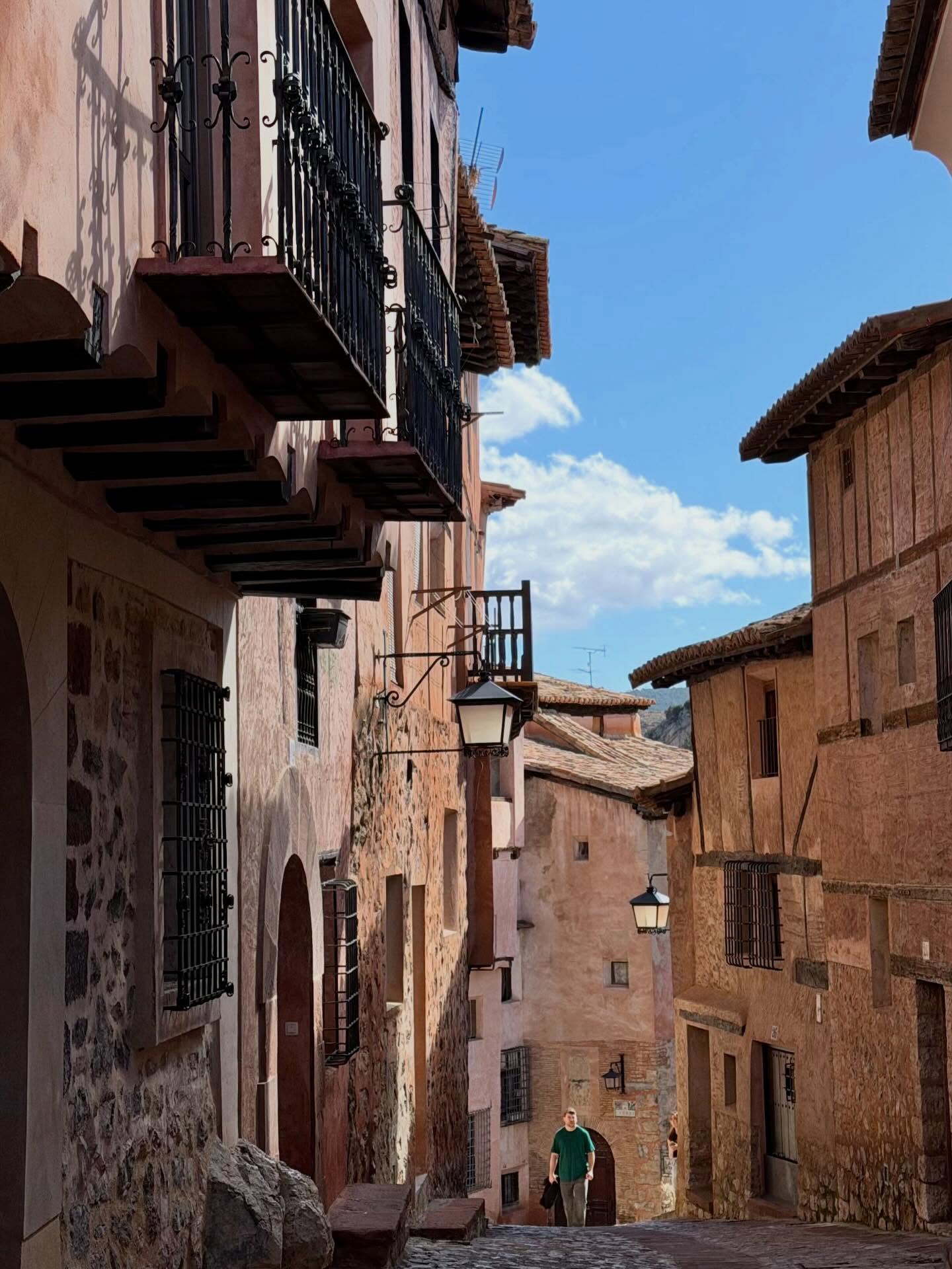 #albarracin es un clásico de los clásicos, queda bien con cualquier encuadre, en cualquier época.
✅Una localidad que está preservada desde hace más de 80 años para el disfrute actual de nuestros ojos modernos y que es perfecta para adaptarse para cualquier rodaje de época.
@dpteruel #redteruelfilmfriendly @sierradealbarracin #enteruelserueda #somethinghappensinteruel